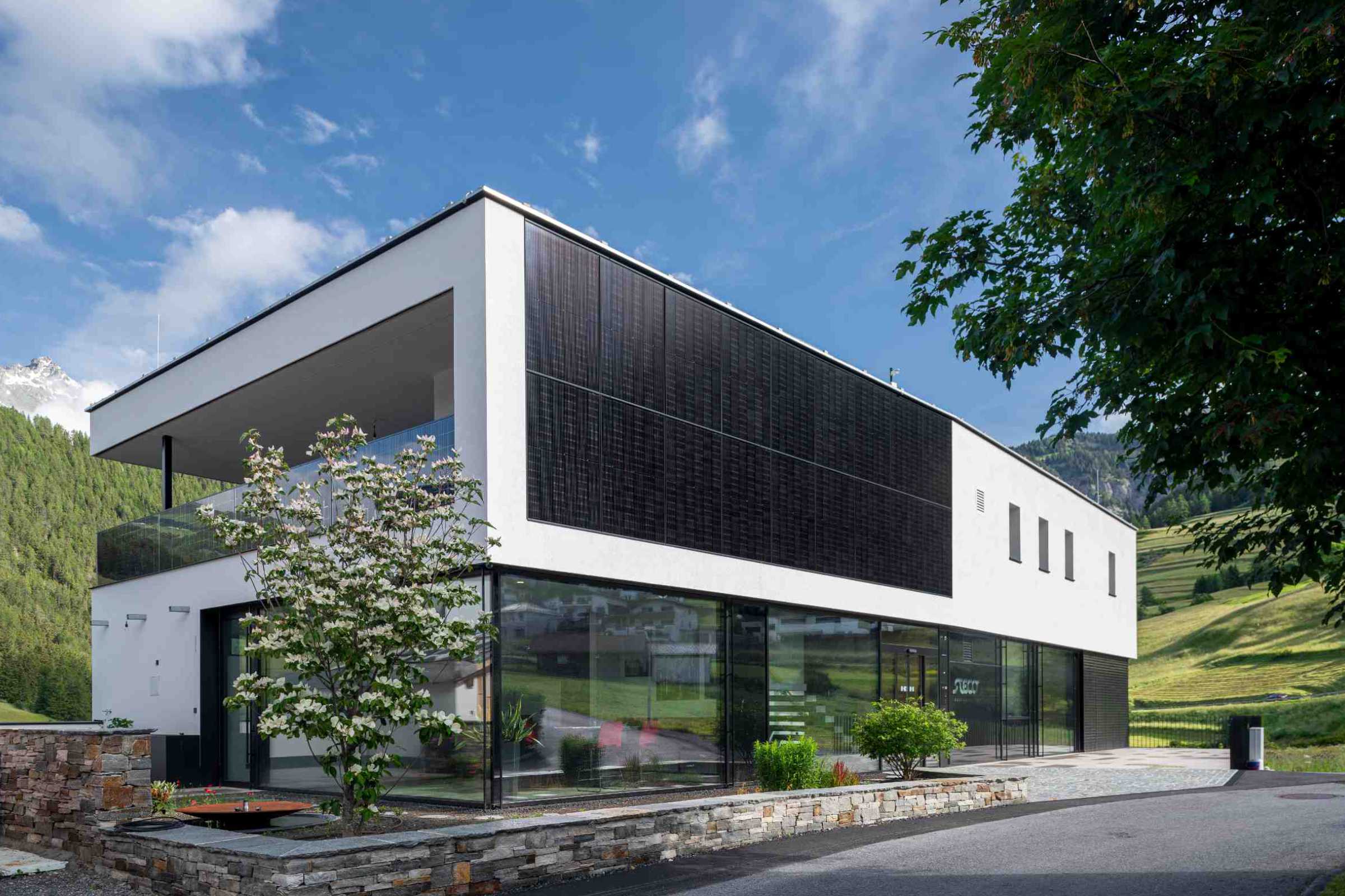 Außenaufnahme Gebäude mit PV-Fassade