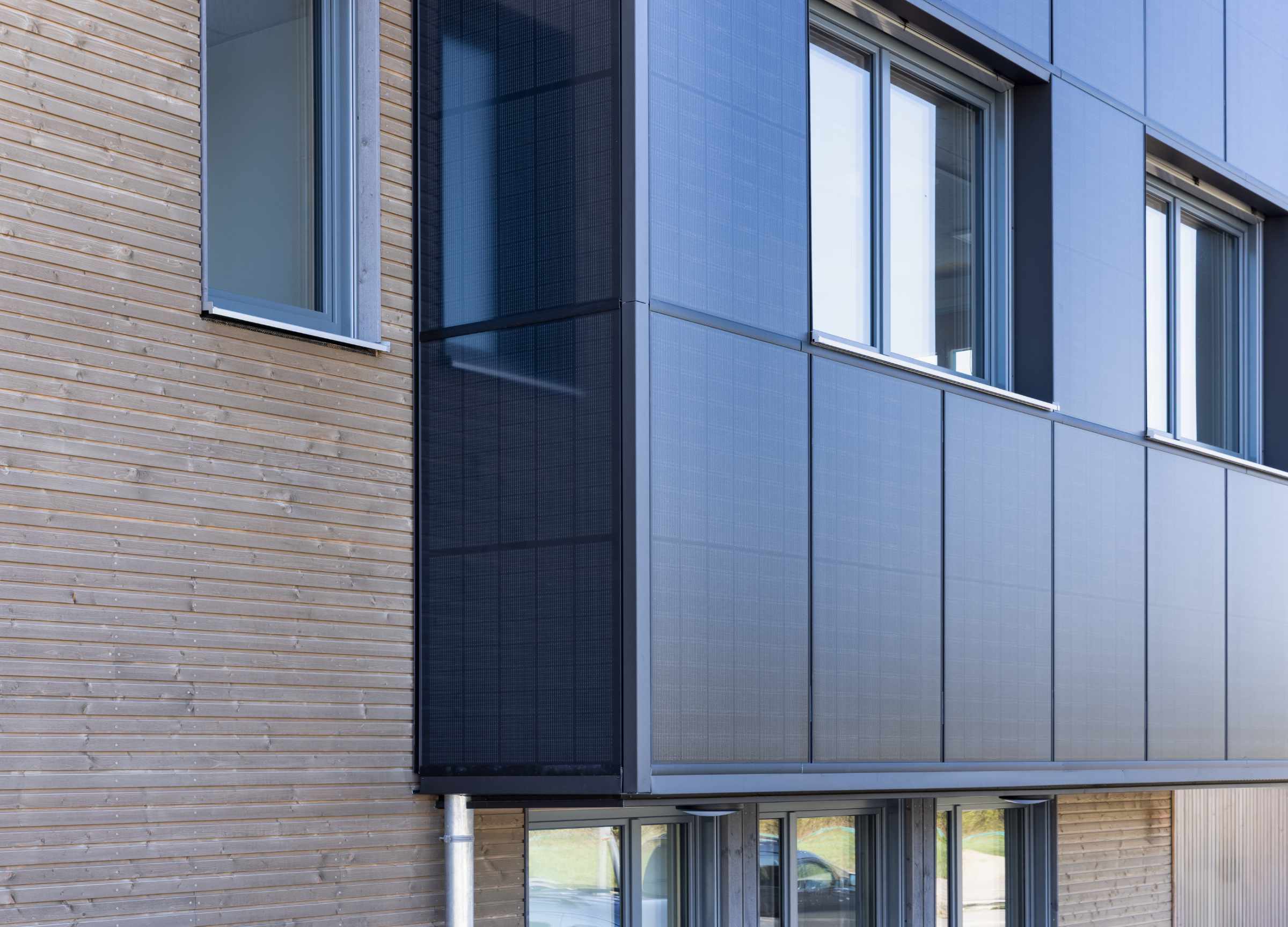 Gebäudeaufnahme, Fassade mit PV-Passelementen von Sto