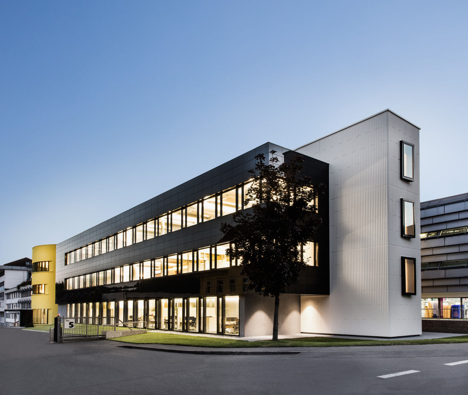 Gebäudeaufnahme: Das Büro- und Empfangsgebäude am Hauptstandort Stühlingen.