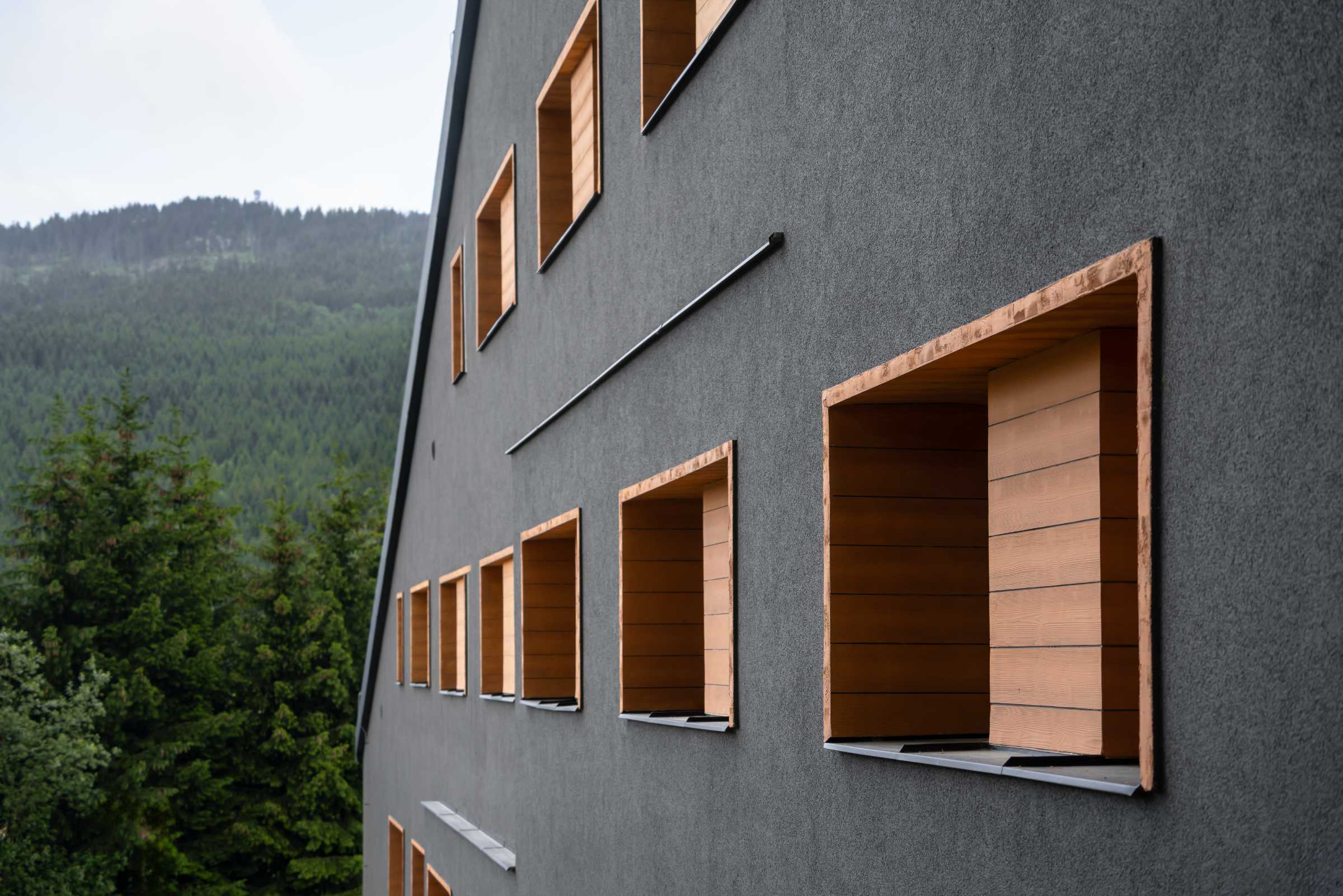 Außenaufnahme von Haus mit dunkler Fassade.