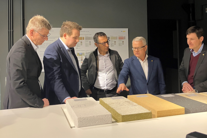 Heiner Röhr, Leiter Sto Deutschland (v.l.), Niklas Nüssle und Cem Özdemir von BÜNDNIS 90/Die GRÜNEN,