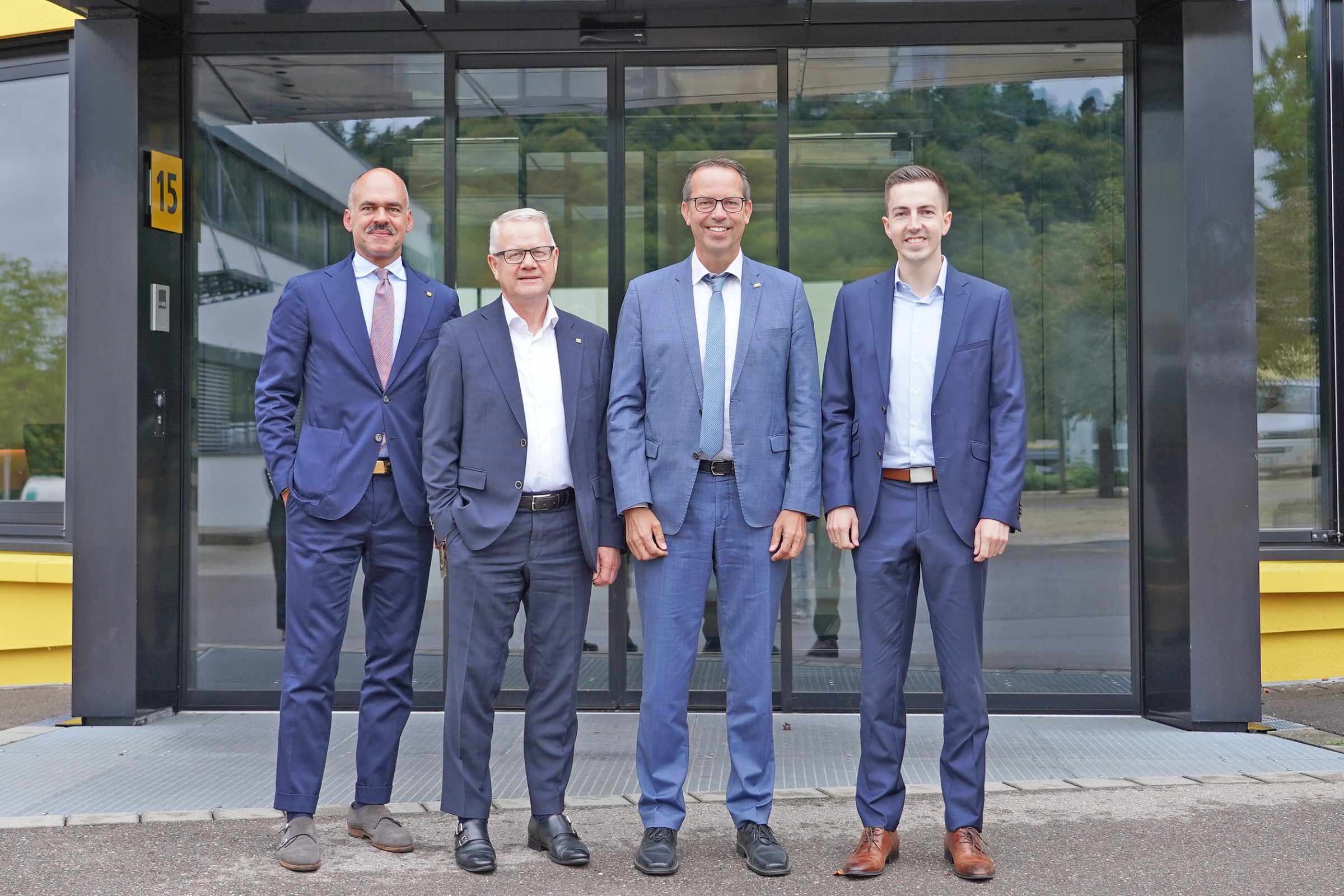 Gruppenbild mit vier Männern vor dem Sto-Gebäude: (v.l.) Christoph Stolz und Rainer Hütterberger beide von Sto tauschten sich mit den CDU-Politikern Thomas Dörflinger und Simon Herzog zu Wirtschaftsthemen aus.
