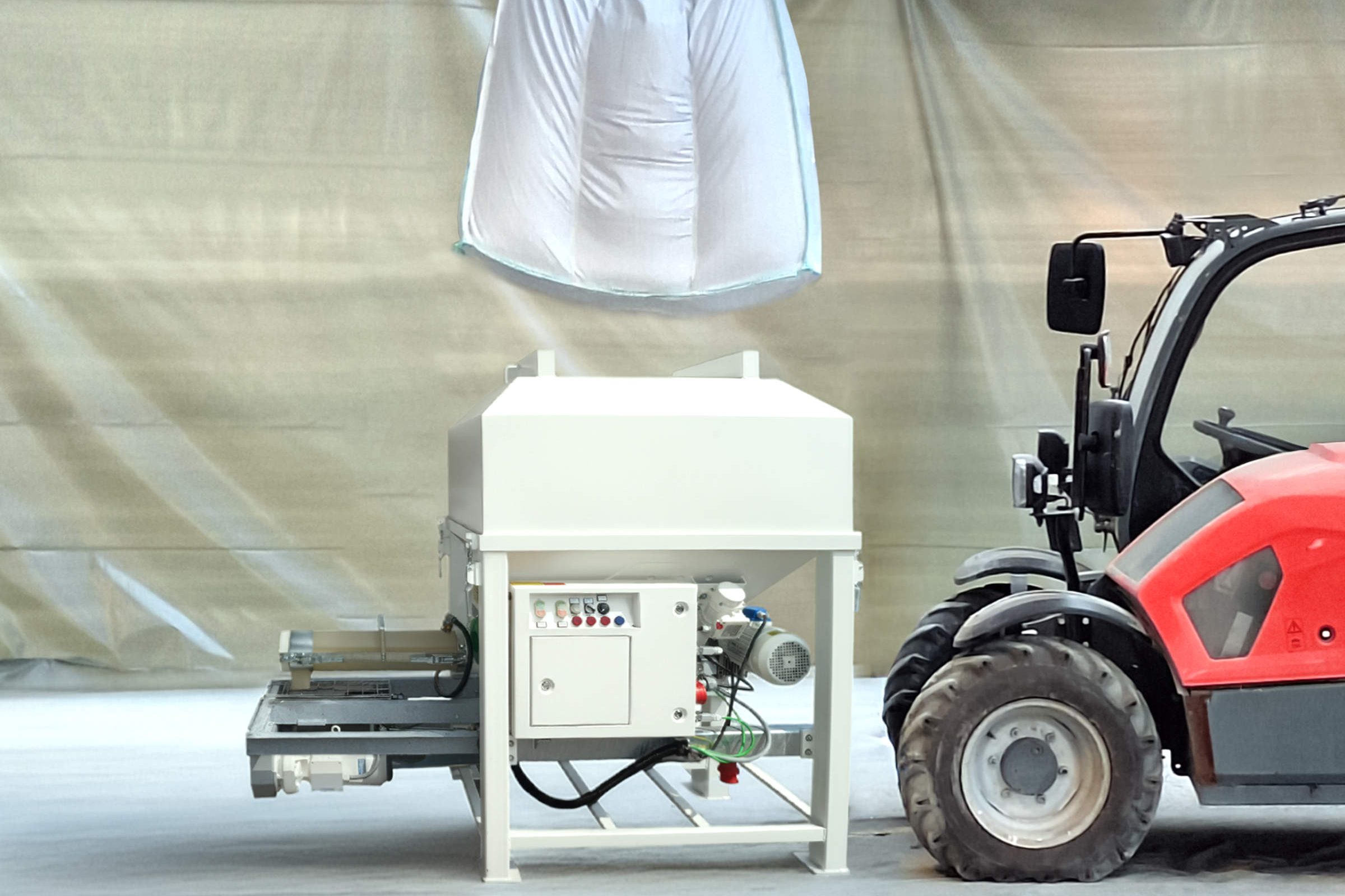 Einfaches Befüllen des Silos mit Mörtel im Big Bag