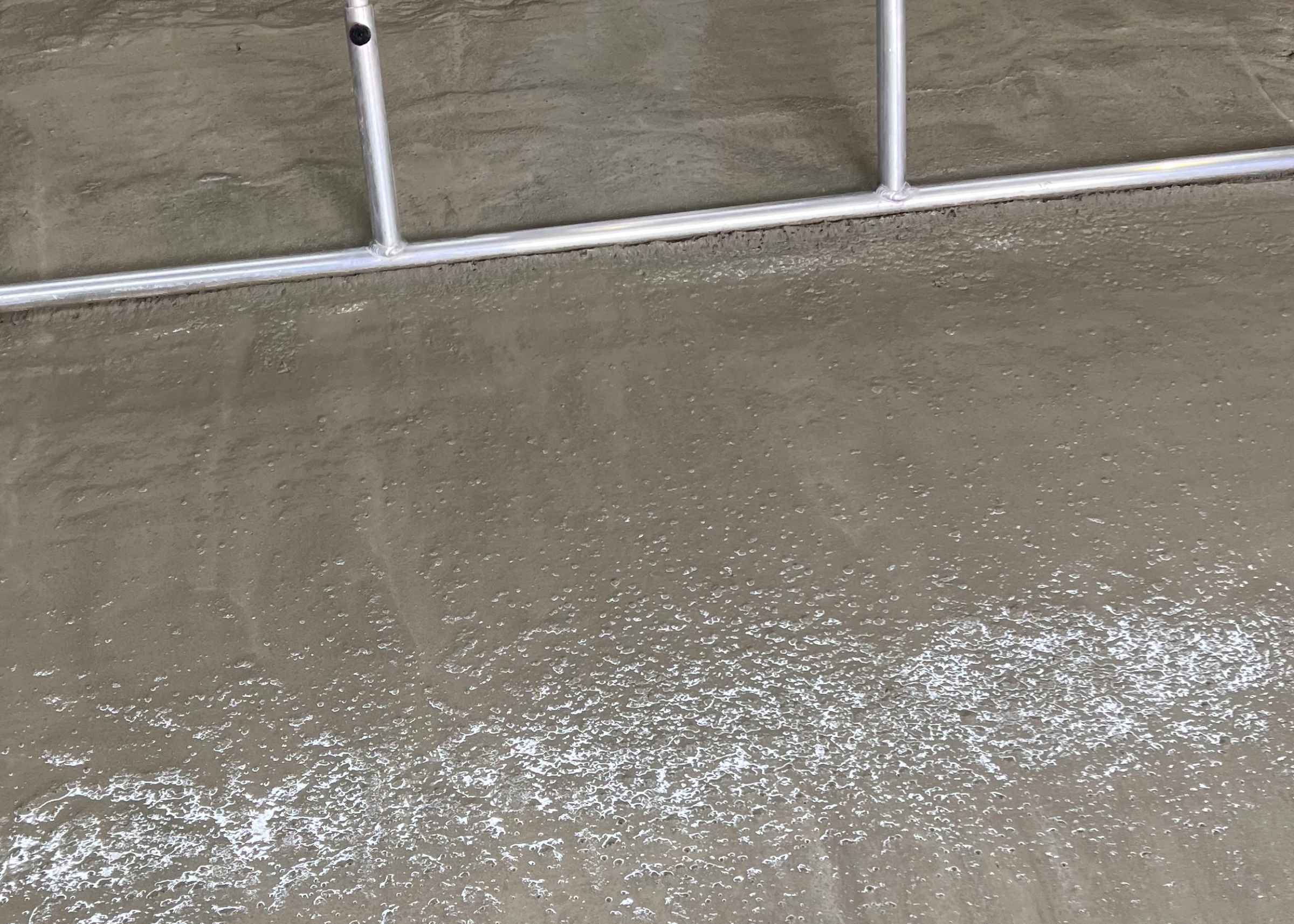 mit Schwabbelstange oder Estrichverteiler knie- und rückenschonend im Stehen nivellieren