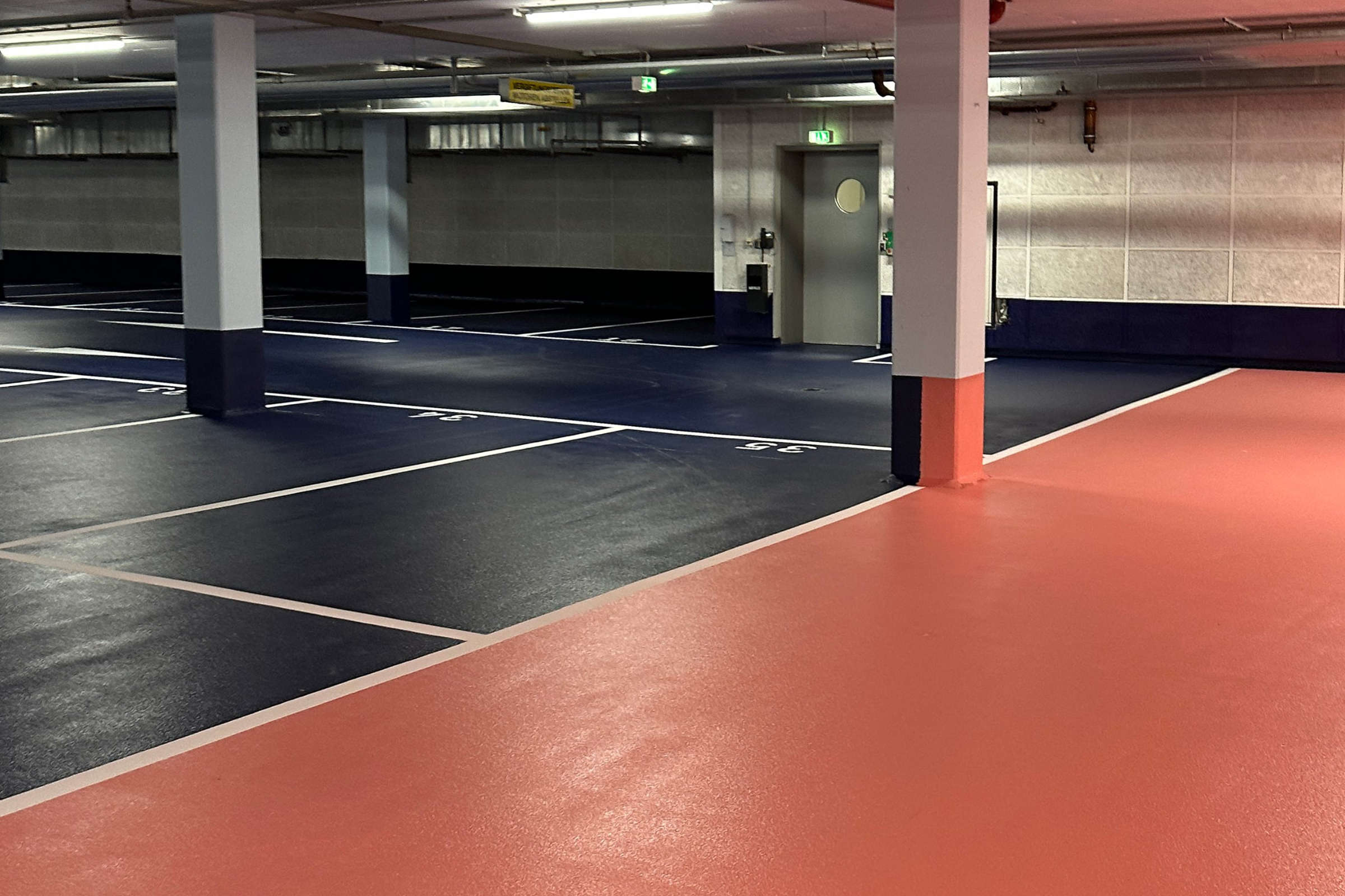 Risse überbrückt und den Boden vor Wasser und Schadstoffen geschützt: Die Sanierung der Tiefgarage der Kaufmännischen Krankenkasse verlief erfolgreich mit dem OS 8 Premium-System StoFloor Traffic Elastic 590 EP. Bild: Peter Presch GmbH, Hamm / StoCretec