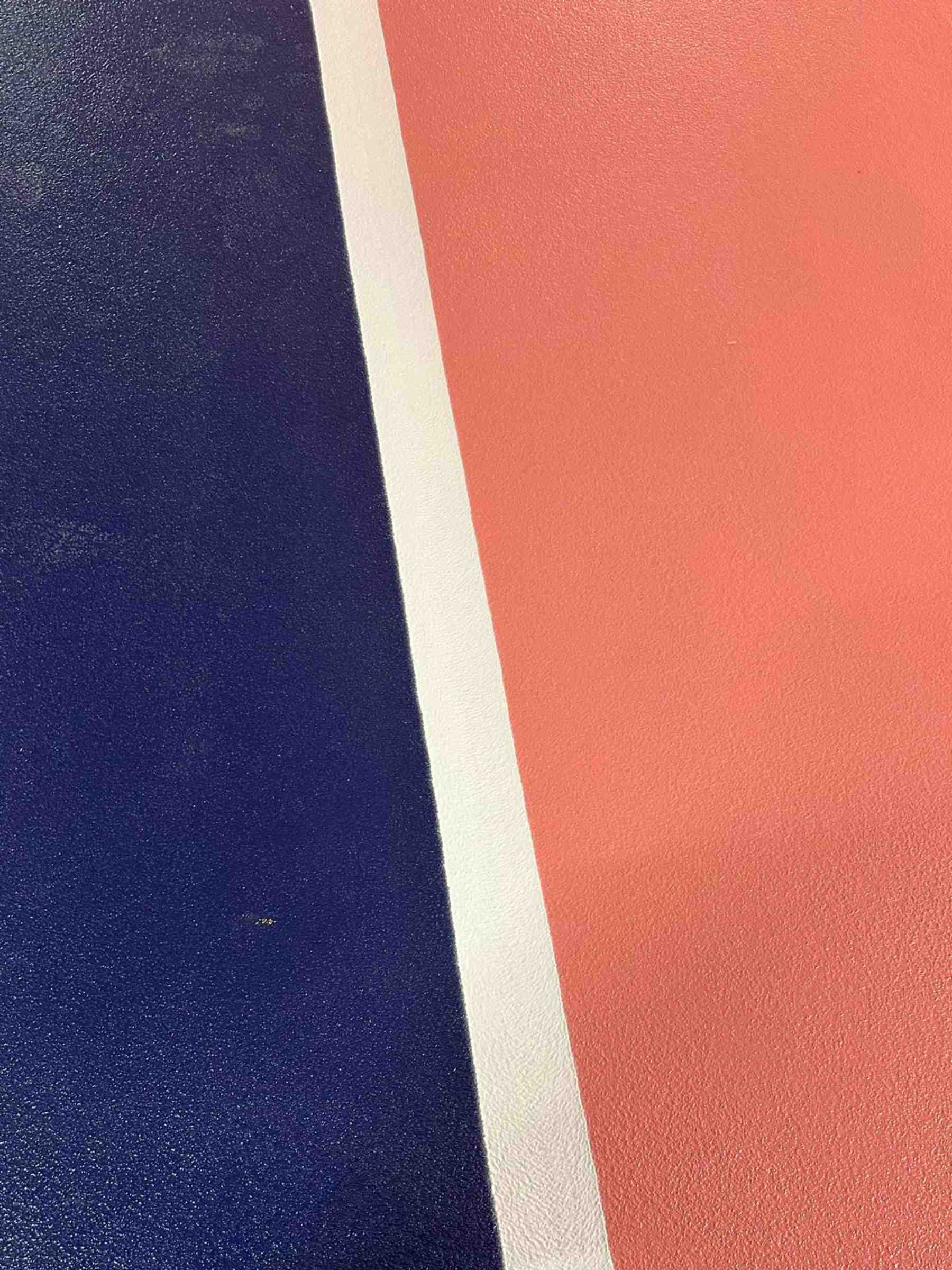 Tiefgarage der Kaufmännische Krankenkasse, Hannover. Schwarze Parkflächen und rote Bodenflächen