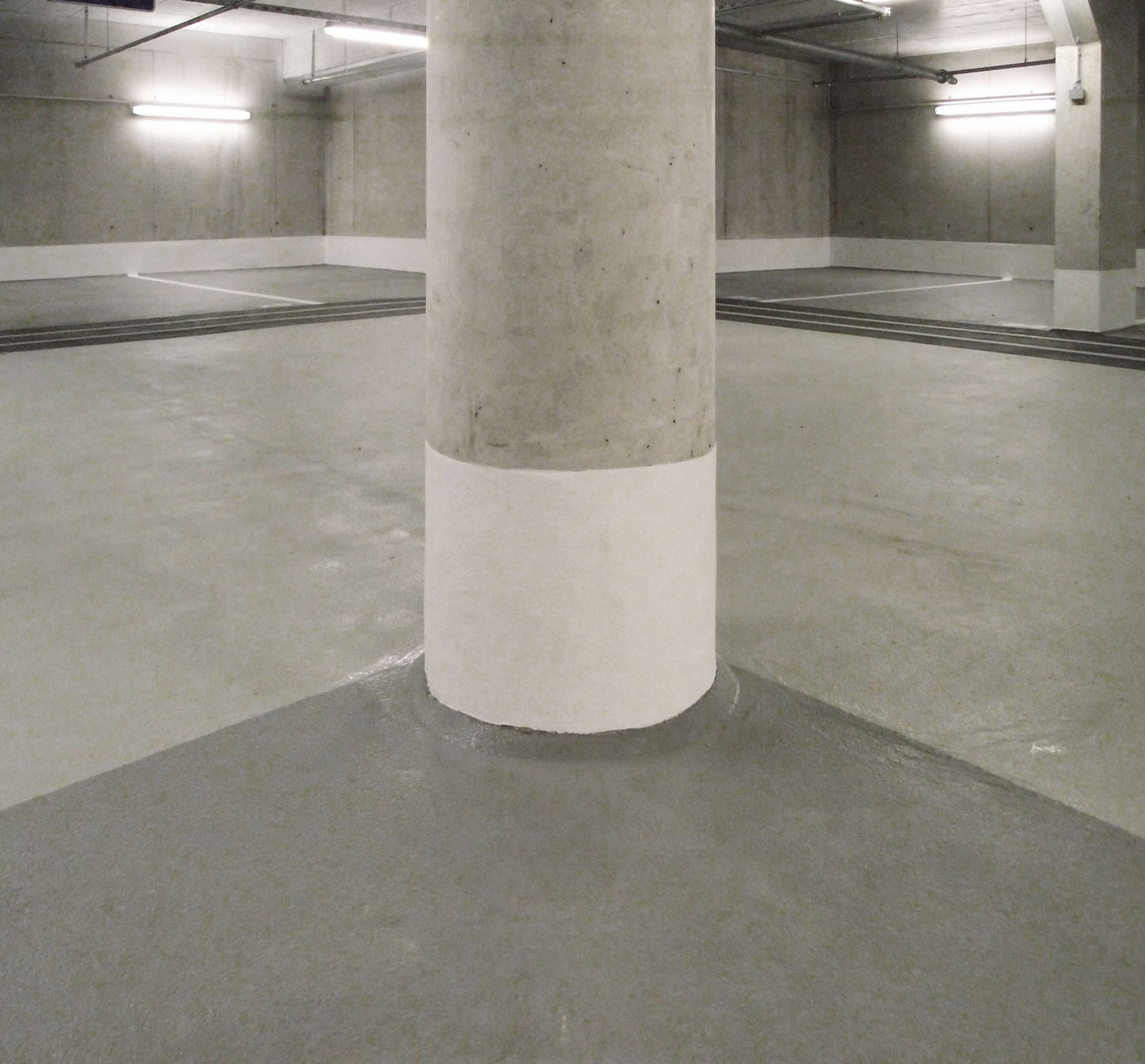 Betonpfeiler in Tiefgarage mit saniertem  Oberflächenschutz 