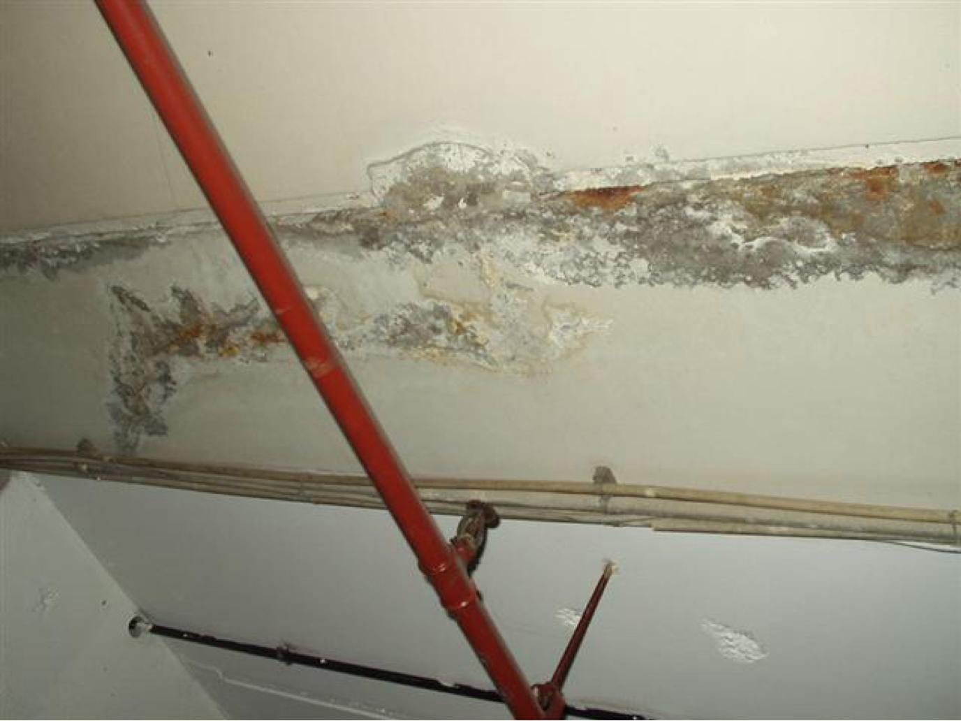 Typisches Schadensbild Betondecke: Trennrisse in der Deckenuntersicht 