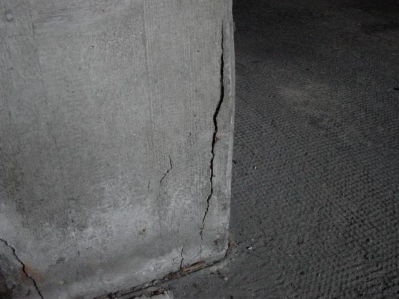 Typisches Schadensbild Betonsockel: Ablösen am Stützenfuß.