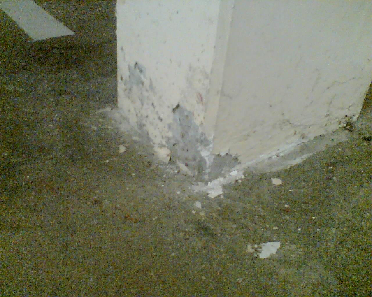 Typisches Schadensbild Betonsockel: Ablösen am Stützenfuß.