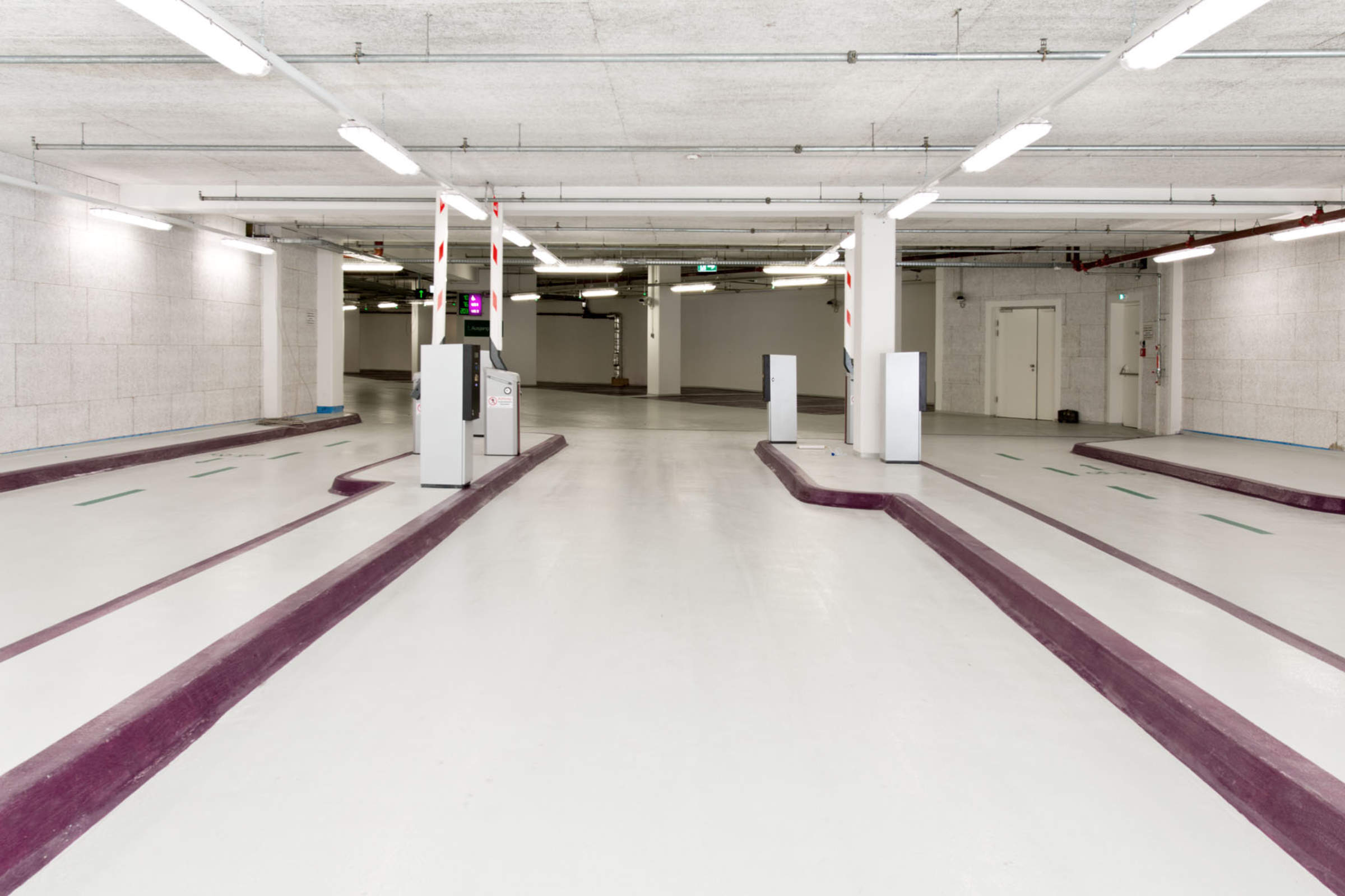 Innenaufnahme Tiefgarage mit Betonflächen an Boden, Decken und Wänden