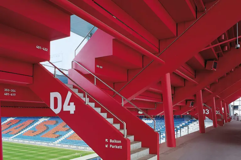 Stadion in Basel, Treppe, rot, Beschichtungen und Lacke von Sto