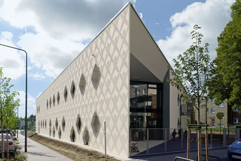 Fassade der Kita Atterberry in Frankfurt am Main, StoSignature-Putztechnik auf Sto-gedämmter Fassade