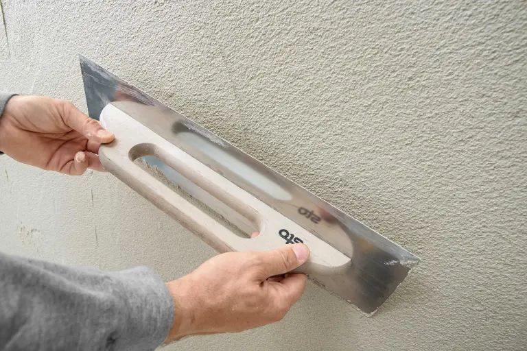 Klebeverfahren mit der Sto-Zahntraufel: Verklebung von Dämmplatten