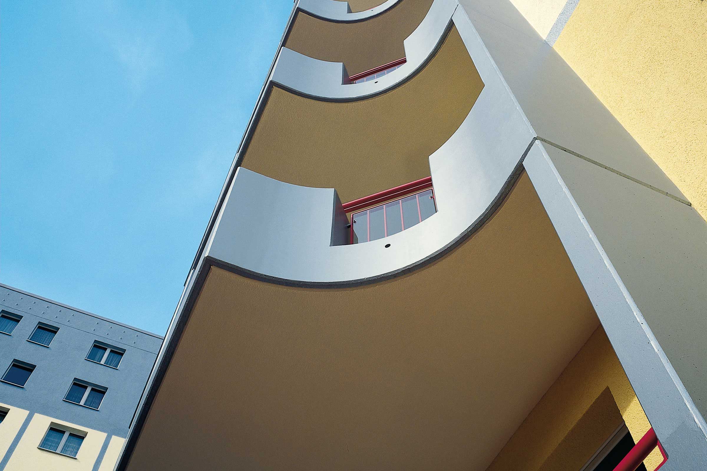 Außenaufnahme Wohnanlage Plattenbau, Berlin, DE