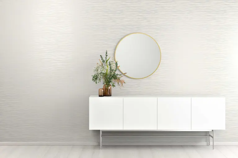 Innenaufnahme Wohnzimmer mit Kommode und Spiegel, Wand beschichtet mit Tapete StoTap Infinity Hotels in Basel, CH, Innenbeschichtungen von Sto