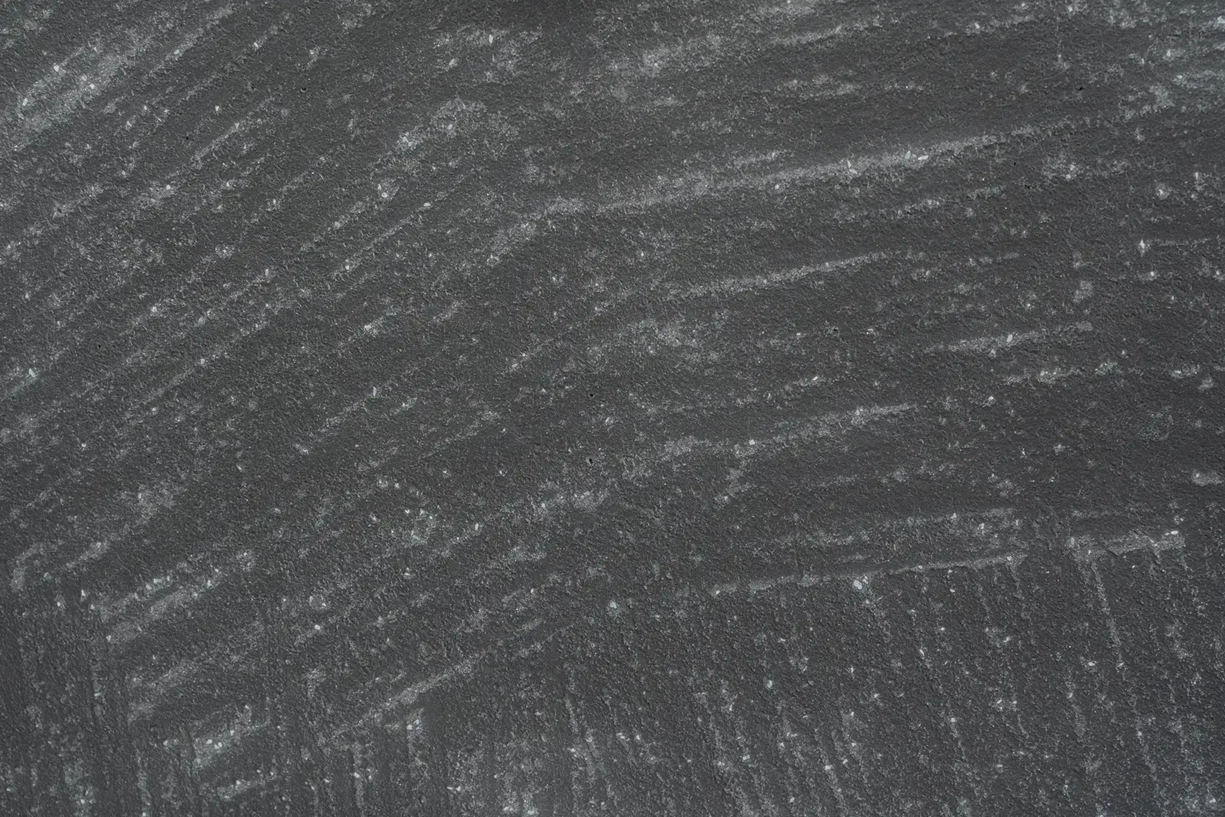 Aufnahme eines schmalen Baus mit StoSignature Texture Fine 10 in Schwarz-Weiß-Optik, gedämmt mit VHF