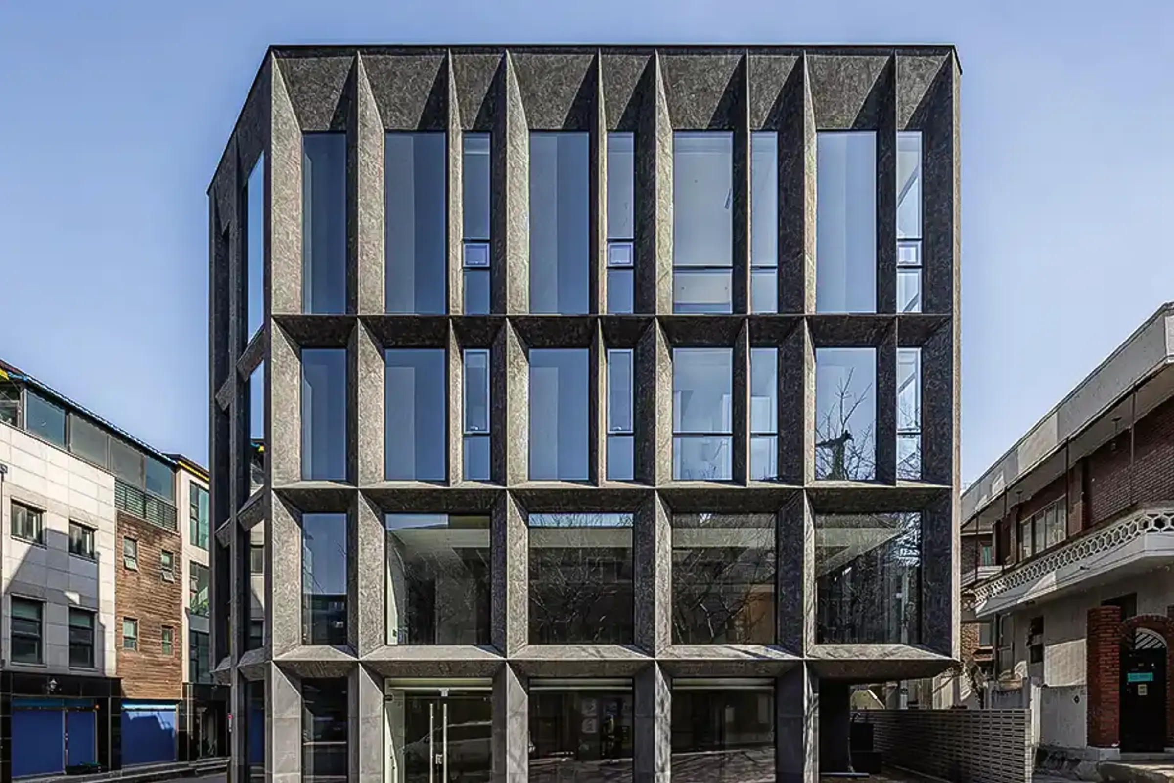 Aufnahme eines schmalen Baus mit StoSignature Texture Fine 10 in Schwarz-Weiß-Optik, gedämmt mit VHF