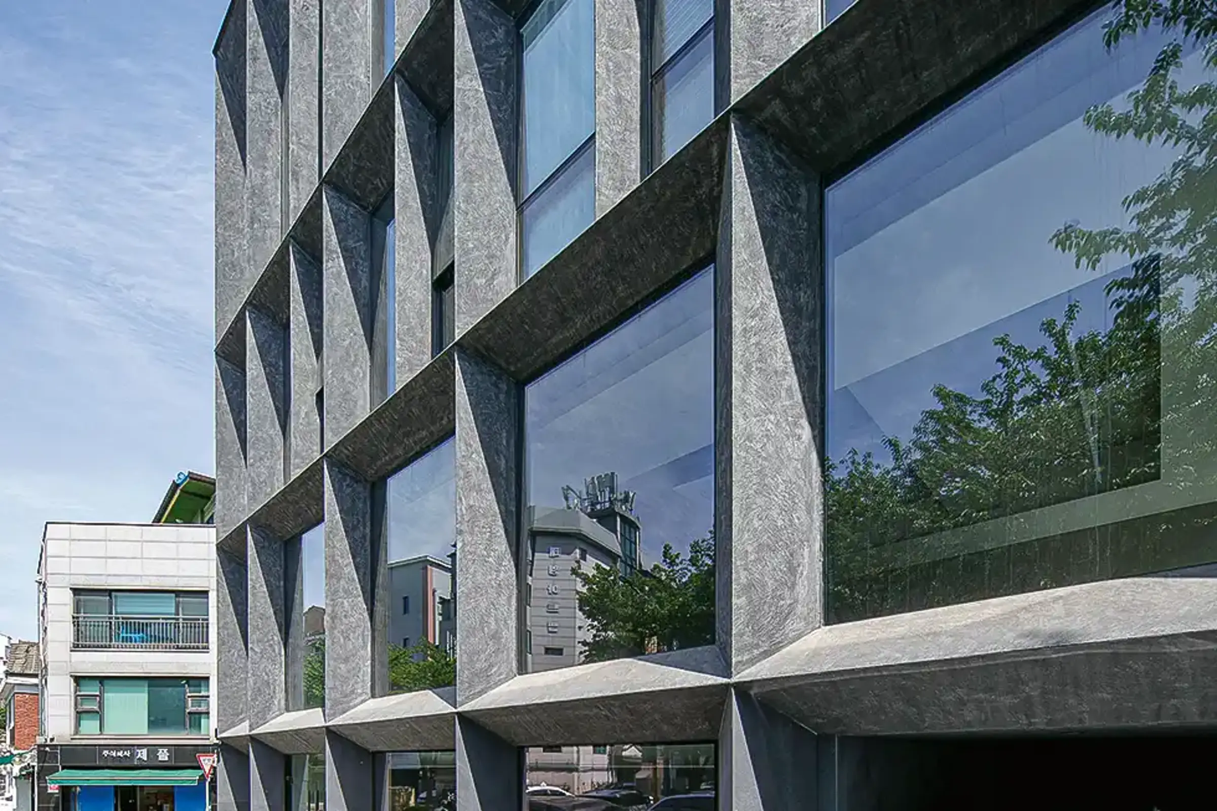 Aufnahme eines schmalen Baus mit StoSignature Texture Fine 10 in Schwarz-Weiß-Optik, gedämmt mit VHF