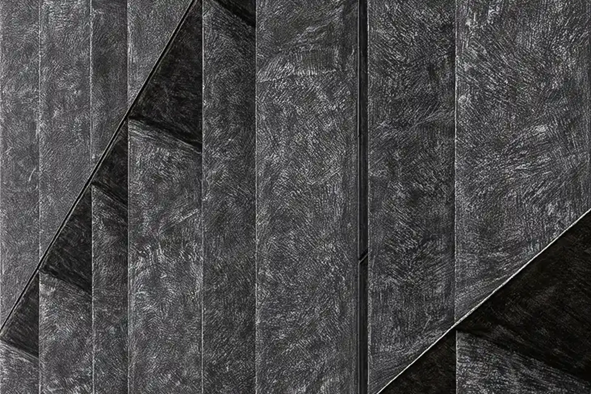 Aufnahme eines schmalen Baus mit StoSignature Texture Fine 10 in Schwarz-Weiß-Optik, gedämmt mit VHF