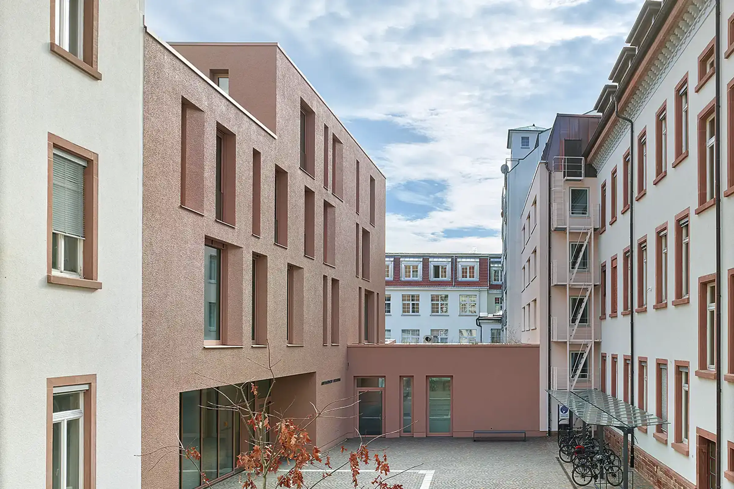 Amtsgericht Freiburg mit rotbrauner StoSignature Texture Rough 10, gedämmt mit VHF