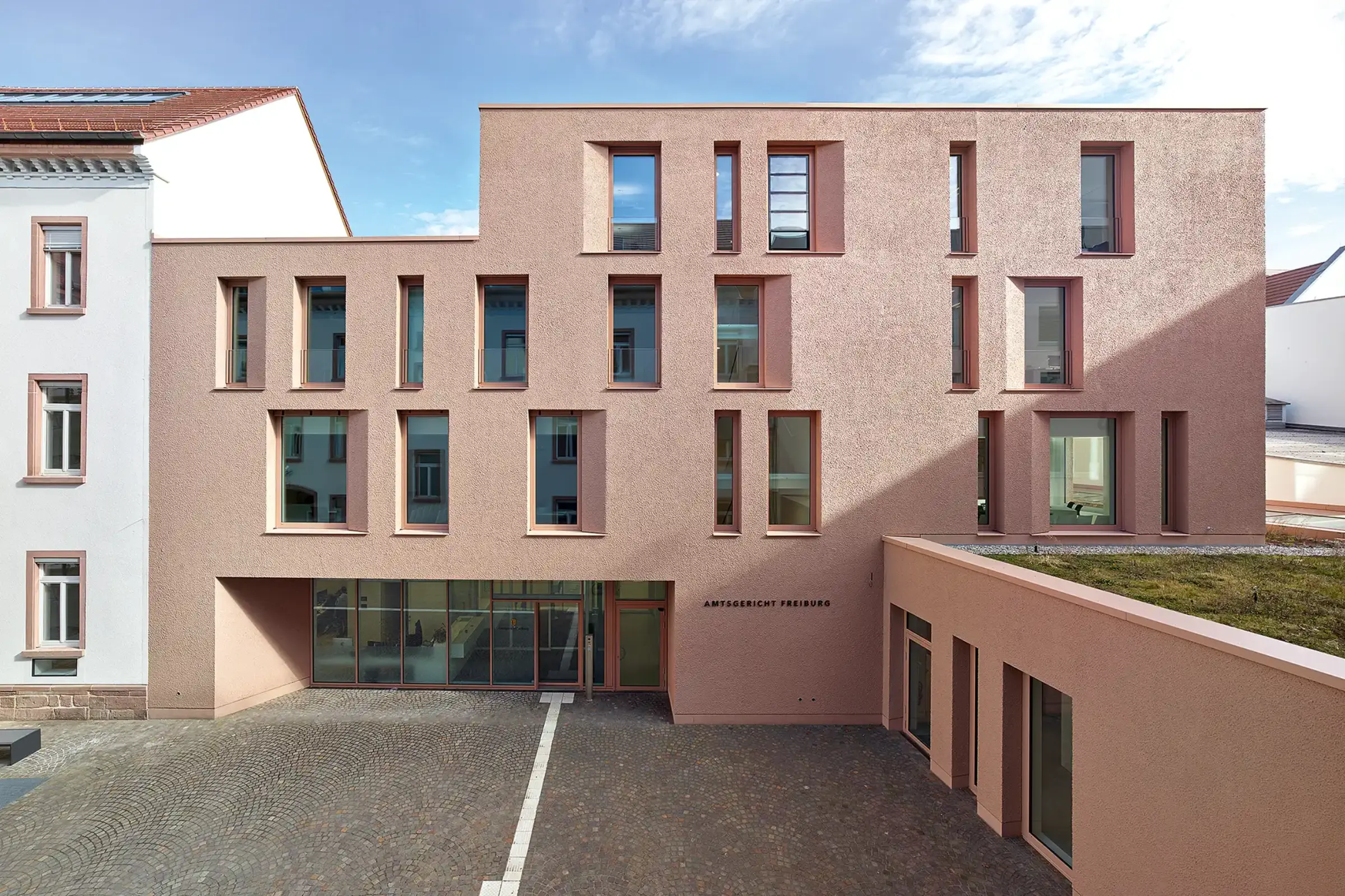 Amtsgericht Freiburg mit rotbrauner StoSignature Texture Rough 10, gedämmt mit VHF