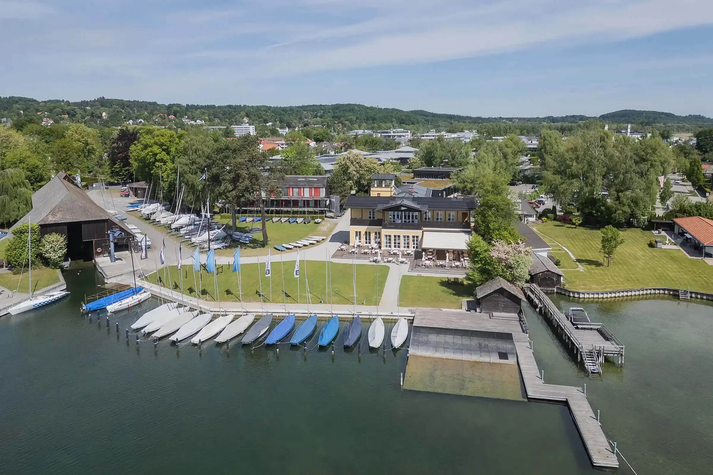 Blick vom See auf das Vereinshauses, Bayrischen Yachtclub Starnberg am Nordufer