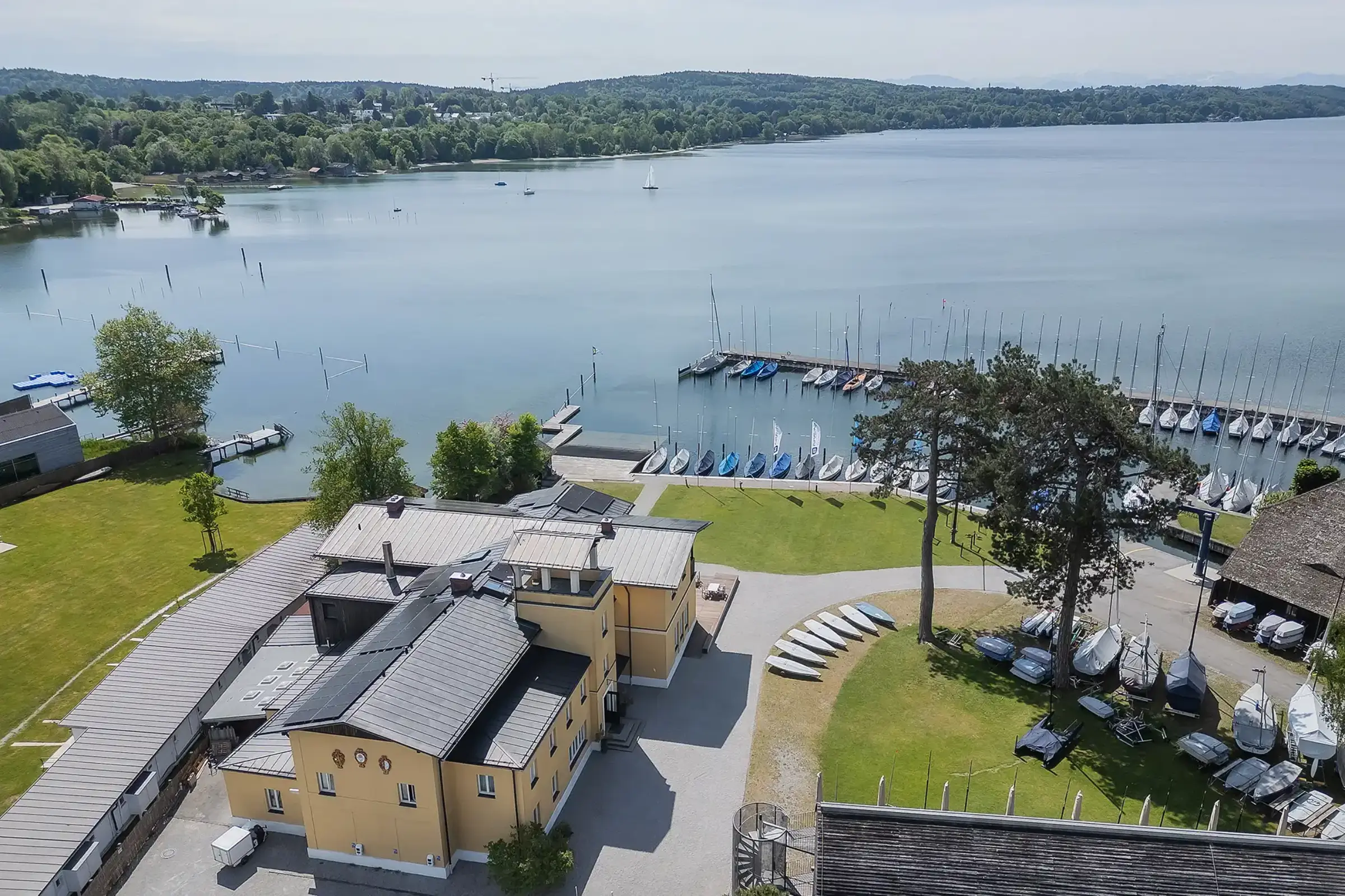 Außenaufnahme des Vereinshauses, Bayrischen Yachtclub Starnberg am Nordufer