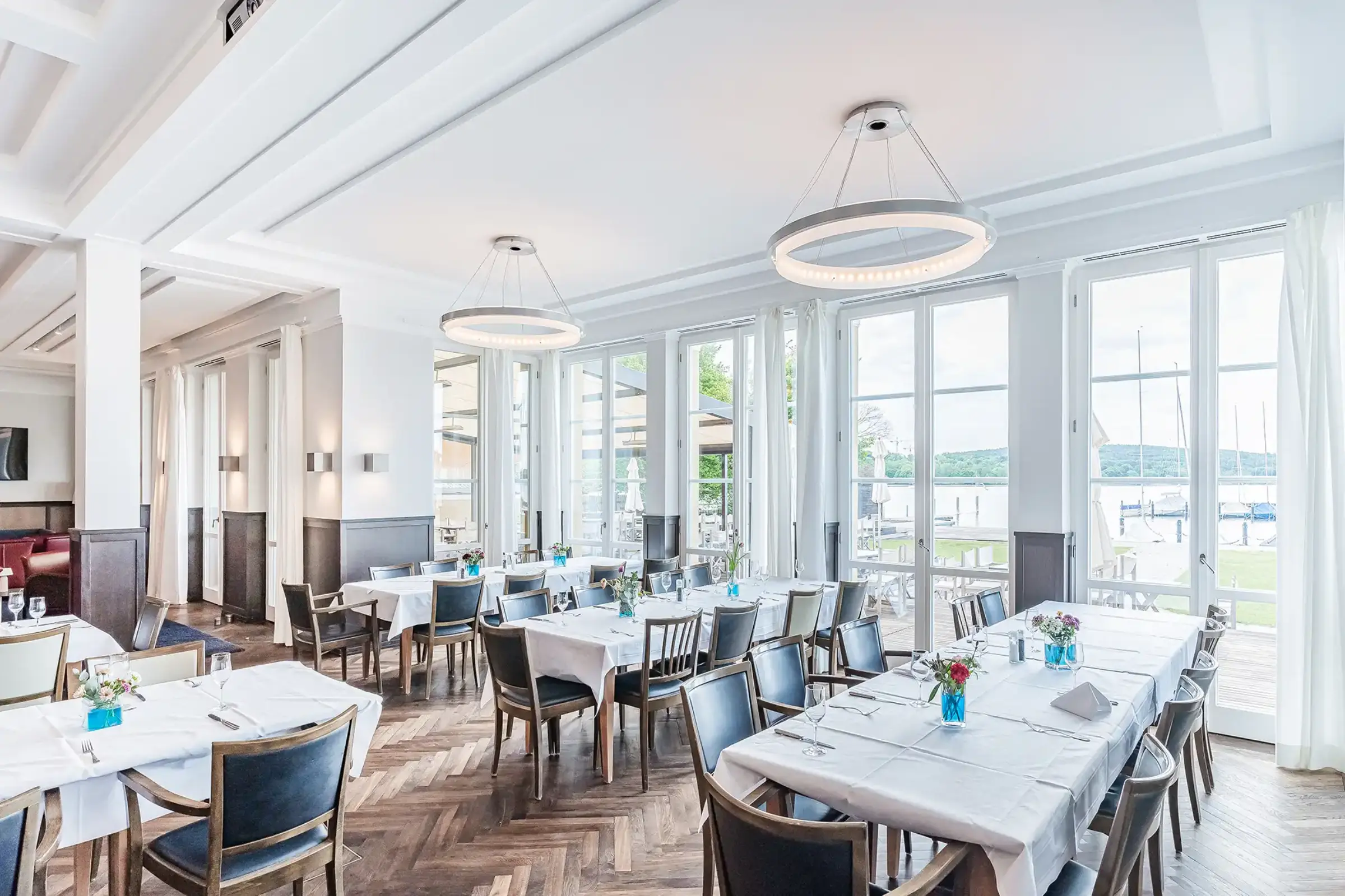 Speisesaal, Innenaufnahme des Vereinshauses, Akustikdecke in weiß verputzt