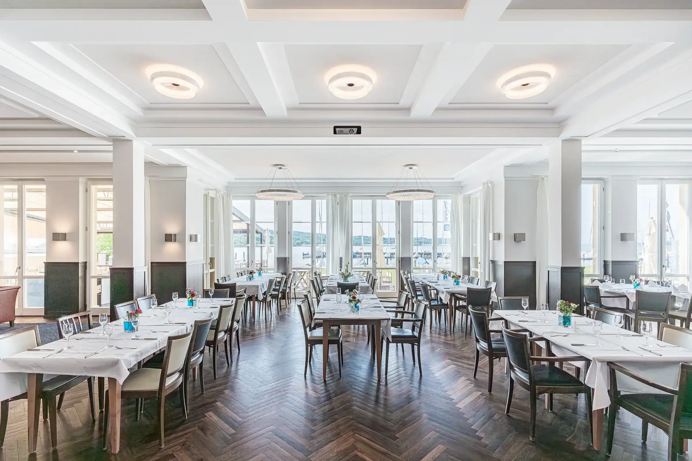 Innenaufnahme des Vereinshaus, Akustikdecke in weiß verputzt mit Stuckelementen