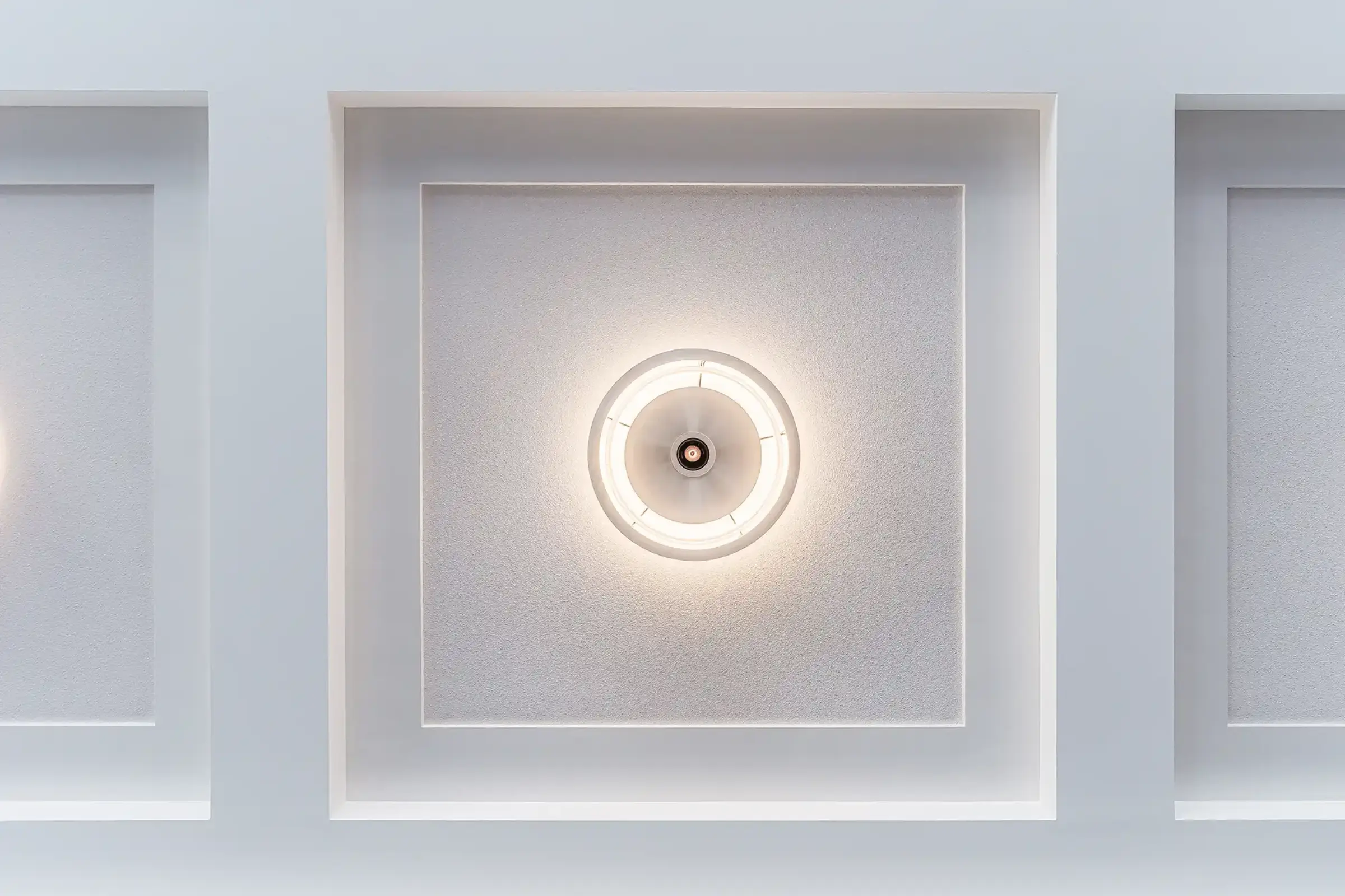 Innenaufnahme des Vereinshauses, Detailaufnahme der Akustikdecke in weiß verputzt