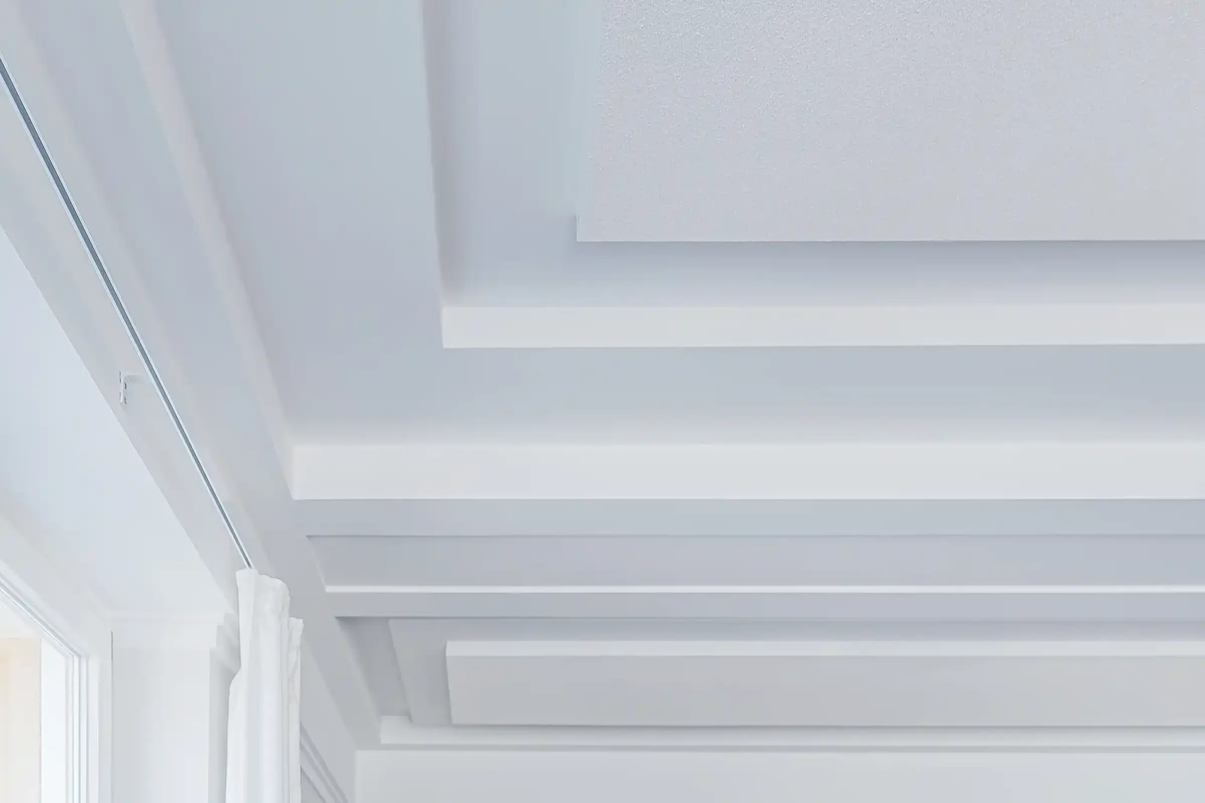 Innenaufnahme des Vereinshauses, Detailaufnahme der Akustikdecke in weiß verputzt