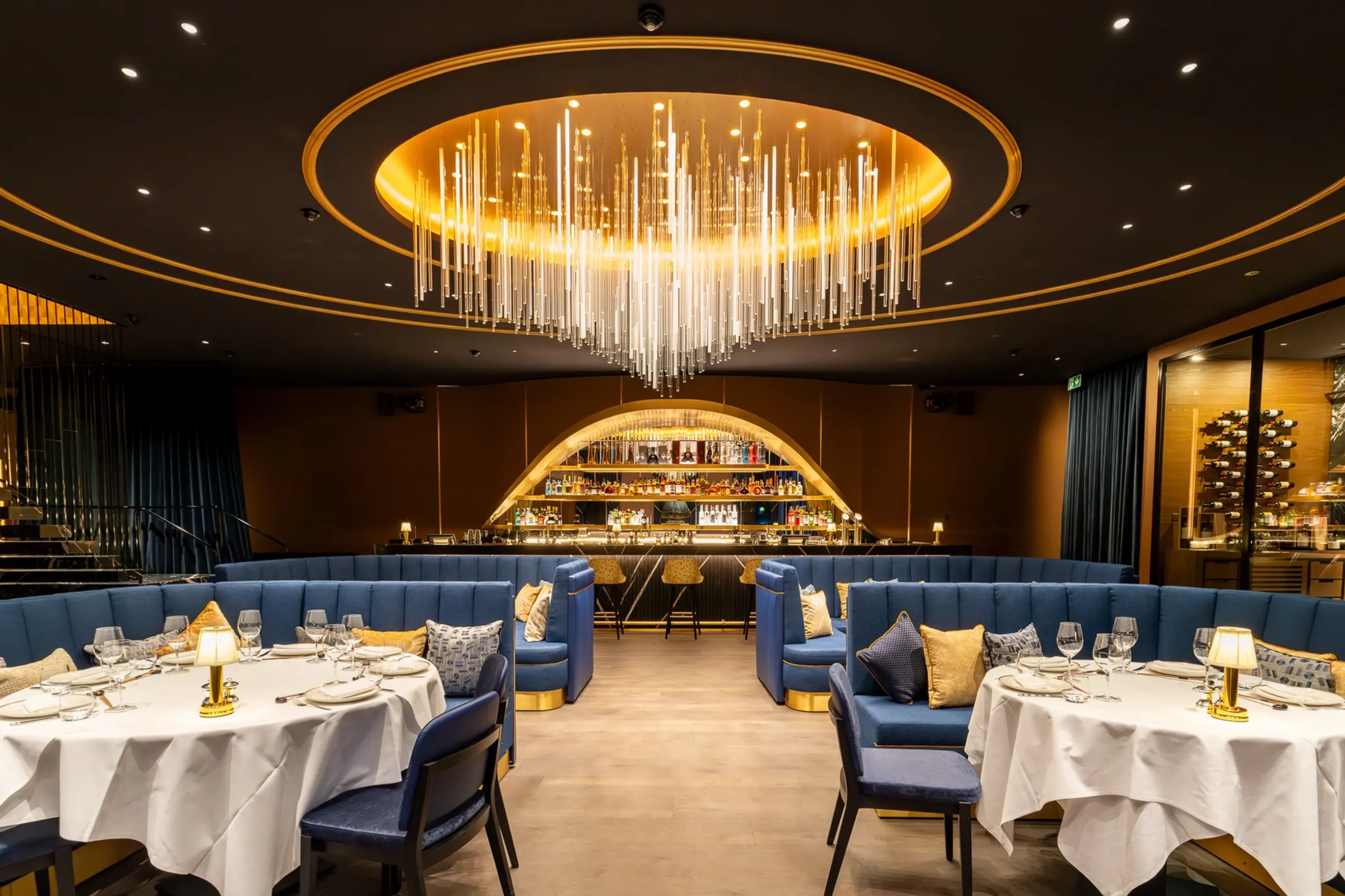 Aufnahme eines Speisesaals im Dinner-Theater Billionaire, Akustiklösung von Sto