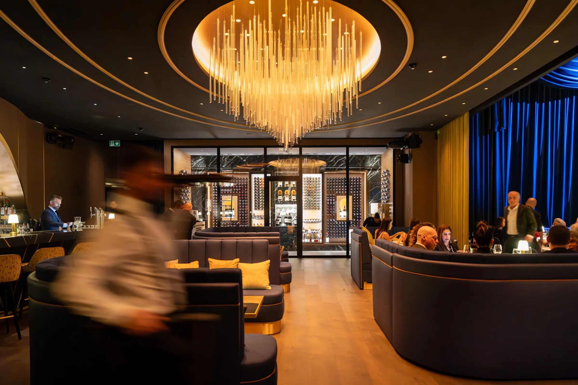 Aufnahme eines Speisesaals im Dinner-Theater Billionaire, Akustiklösung von Sto