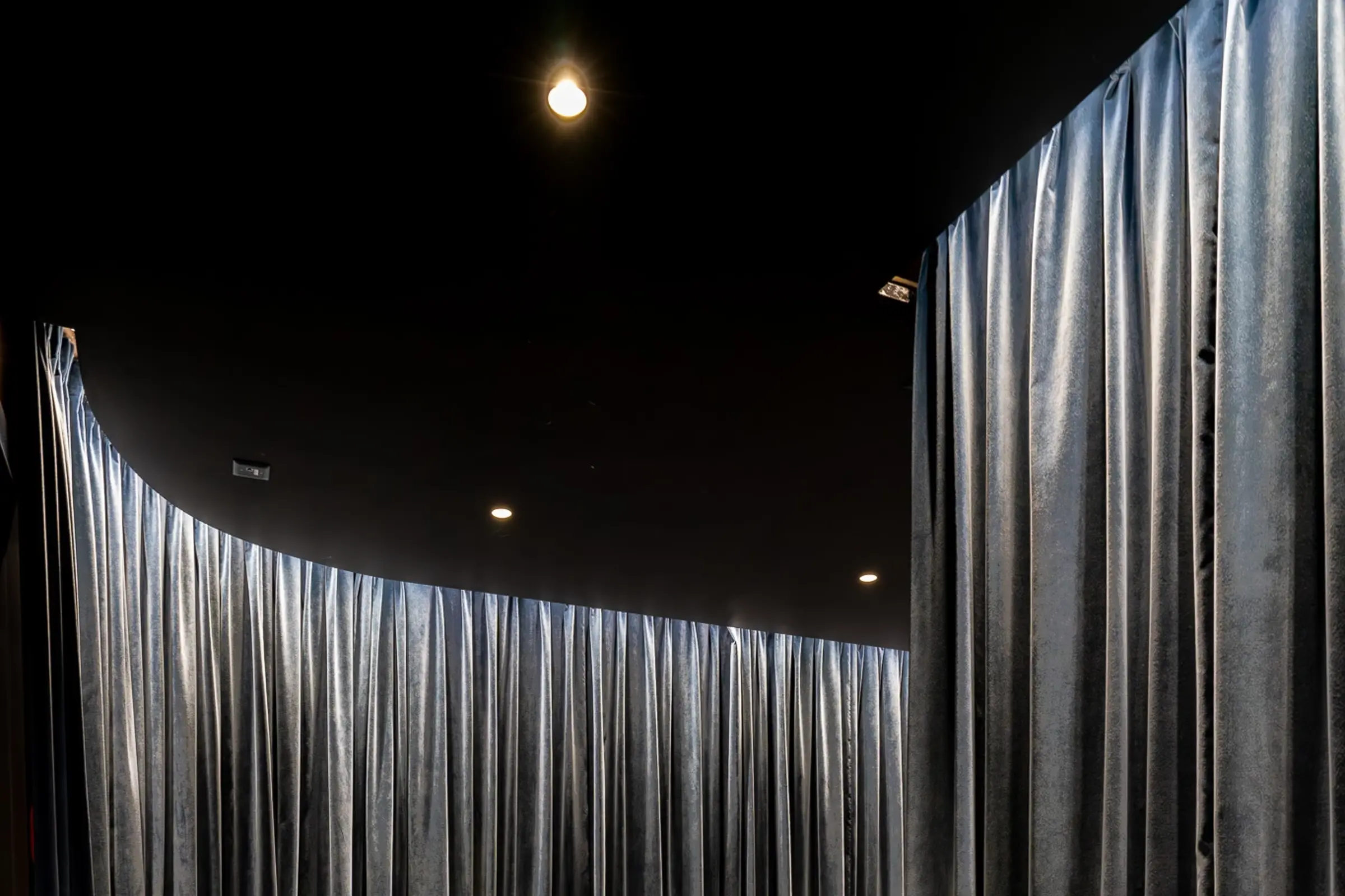 Aufnahme eines Speisesaals im Dinner-Theater Billionaire, Akustiklösung von Sto