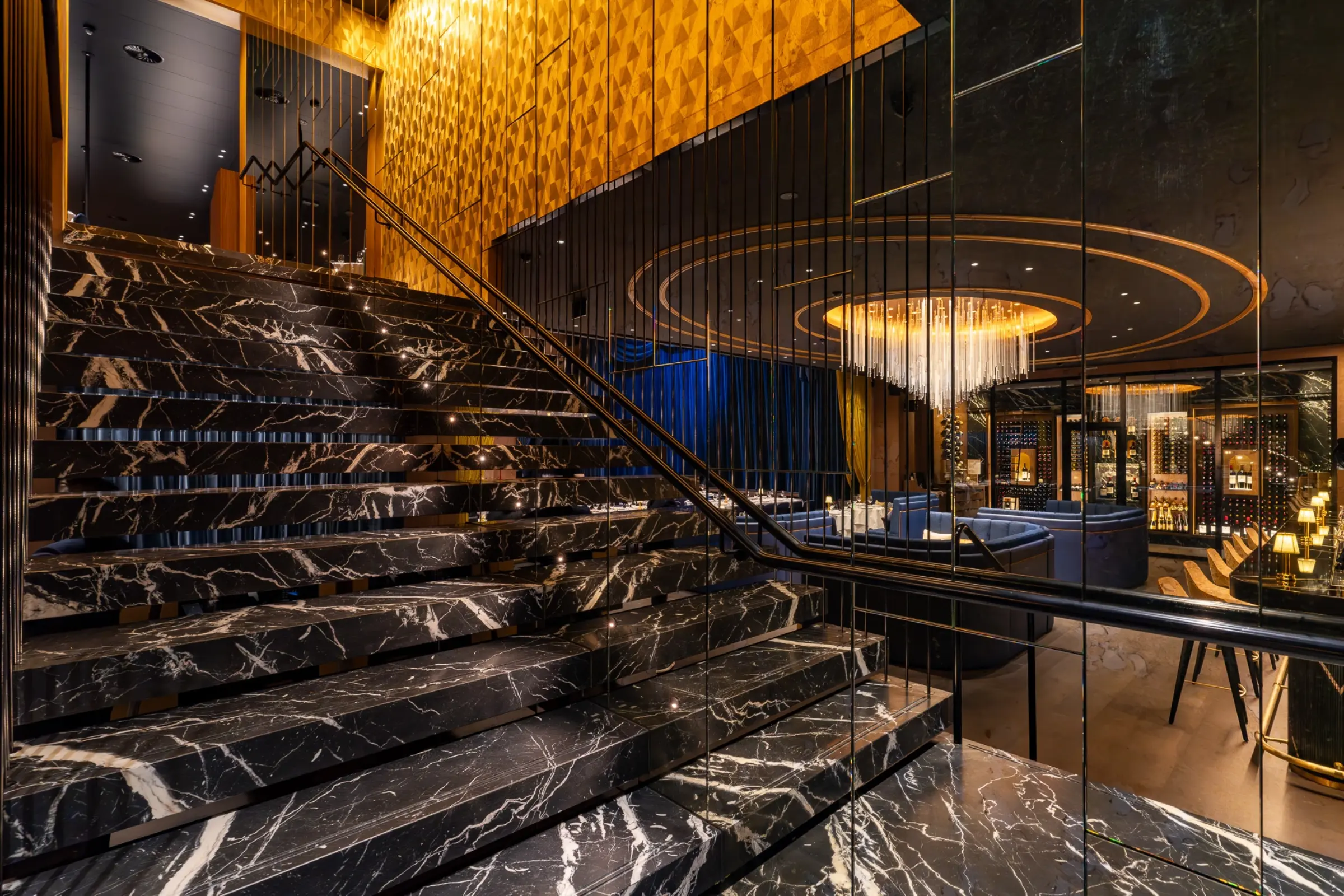 Aufnahme eines Speisesaals im Dinner-Theater Billionaire, Akustiklösung von Sto