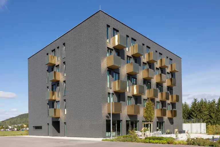 Außenaufnahme des Boarding House Lupburg, DE. graue Fassade mit StoColor Dryonic S