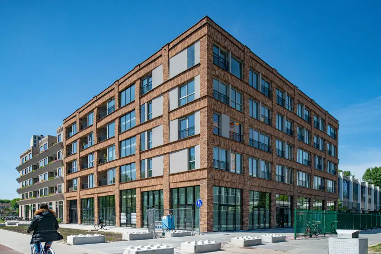 Außenaufnahme eines Wohn- und Geschäftsgebäudes, gedämmte Fassade, bekleidet mit Flachverblendern von Sto