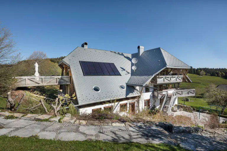 Außenaufnahme eines Eigenheims in Grafenhausen, DE, graues Dach, weiße Fassade mit StoColor Dryonic® beschichtet