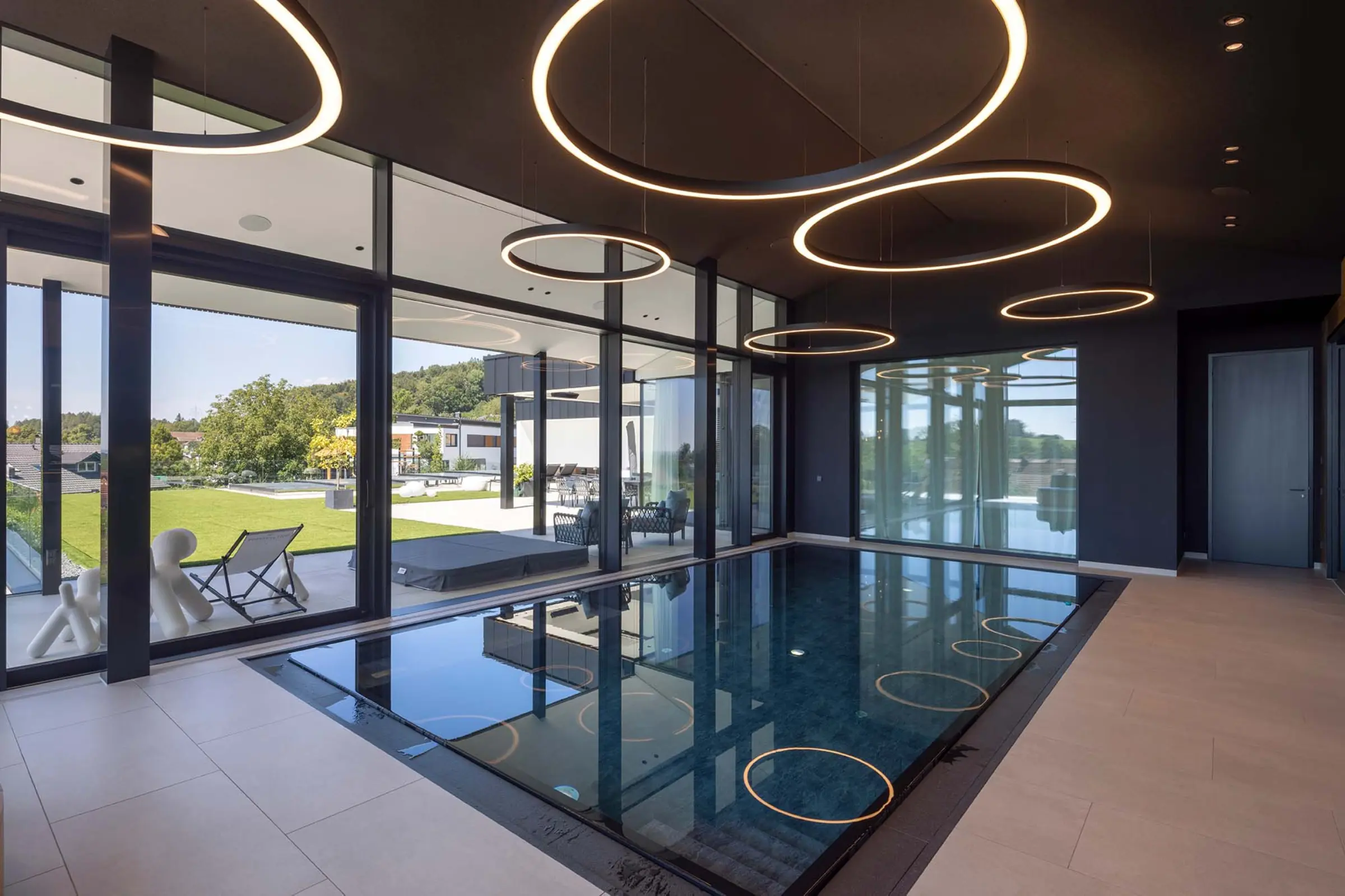Innenaufnahme eines Einfamilienhauses, StoSilent Distance C, schwarze Akustikdecke im Schwimmbad