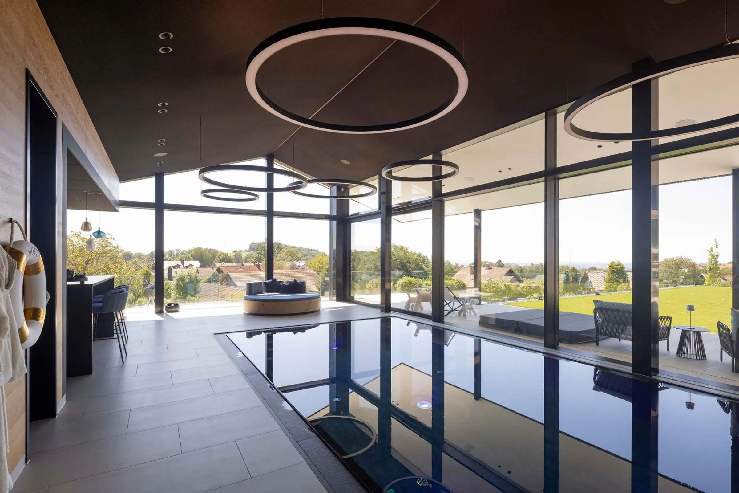 Innenaufnahme eines Einfamilienhauses, StoSilent Distance C, schwarze Akustikdecke im Schwimmbad