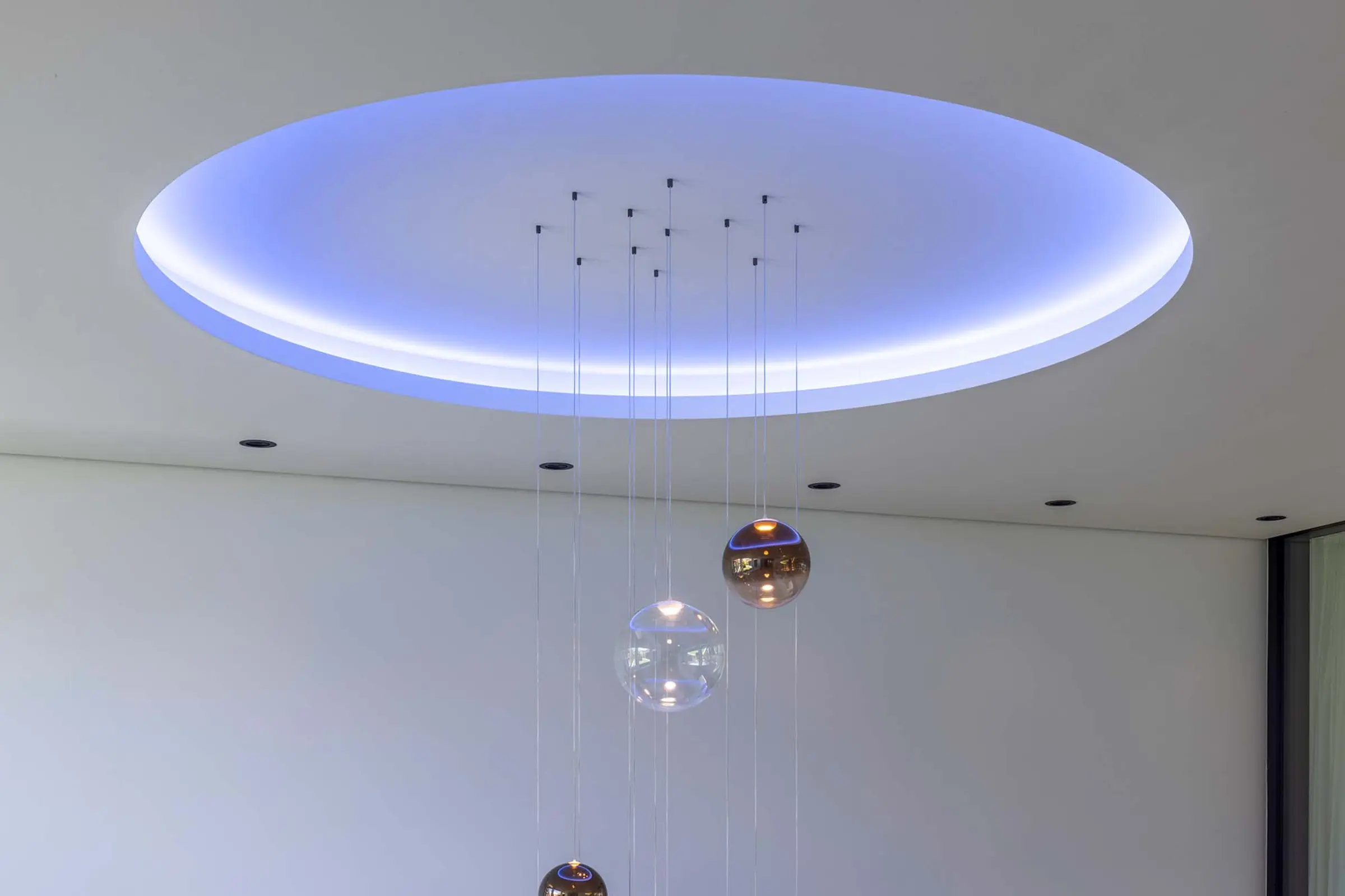 Innenaufnahme eines Einfamilienhauses, StoSilent Distance C, weißes Finish im Foyer