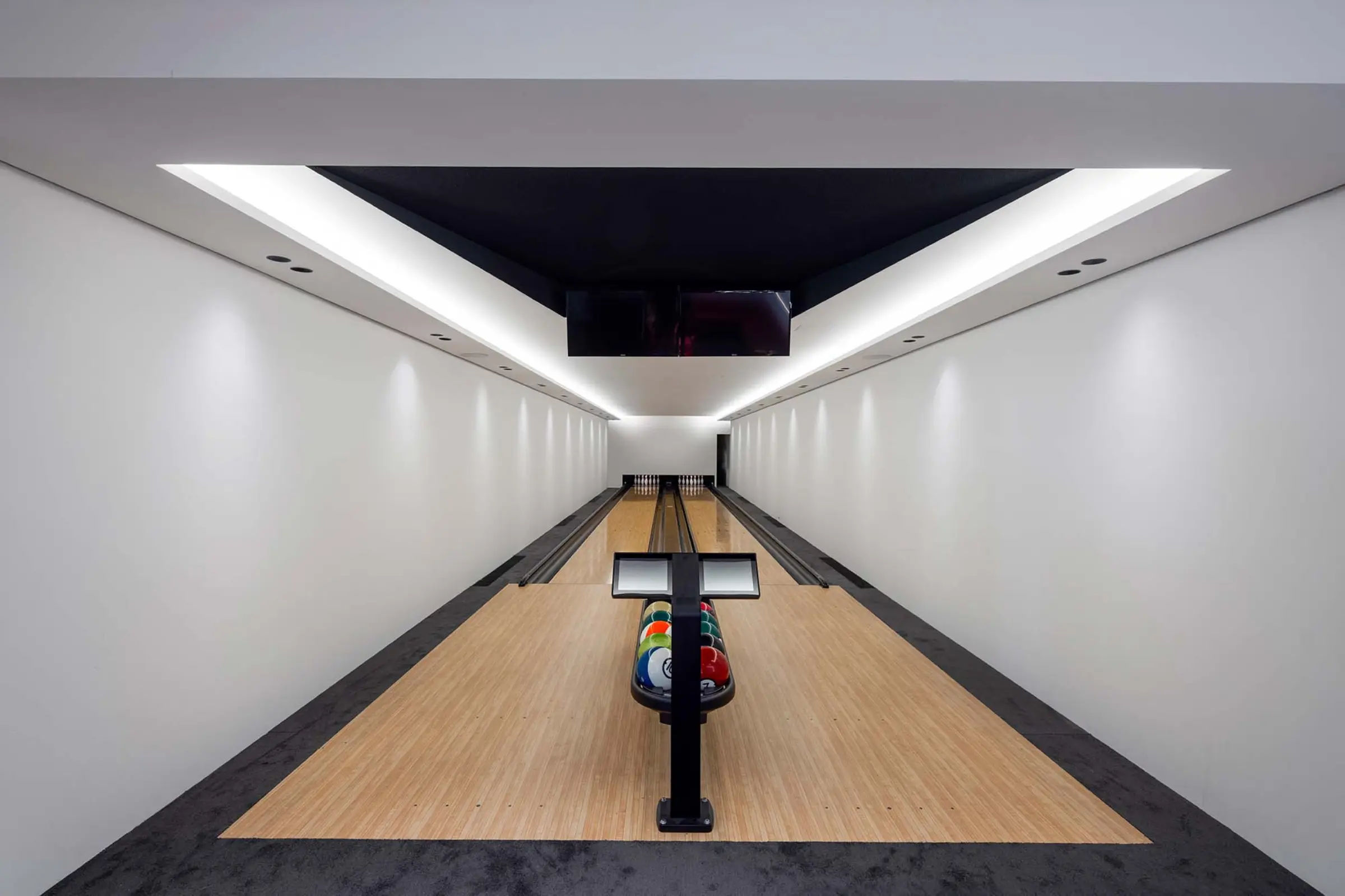 Innenaufnahme eines Einfamilienhauses, StoSilent Distance C, Bowlingbahn im Untergeschoss