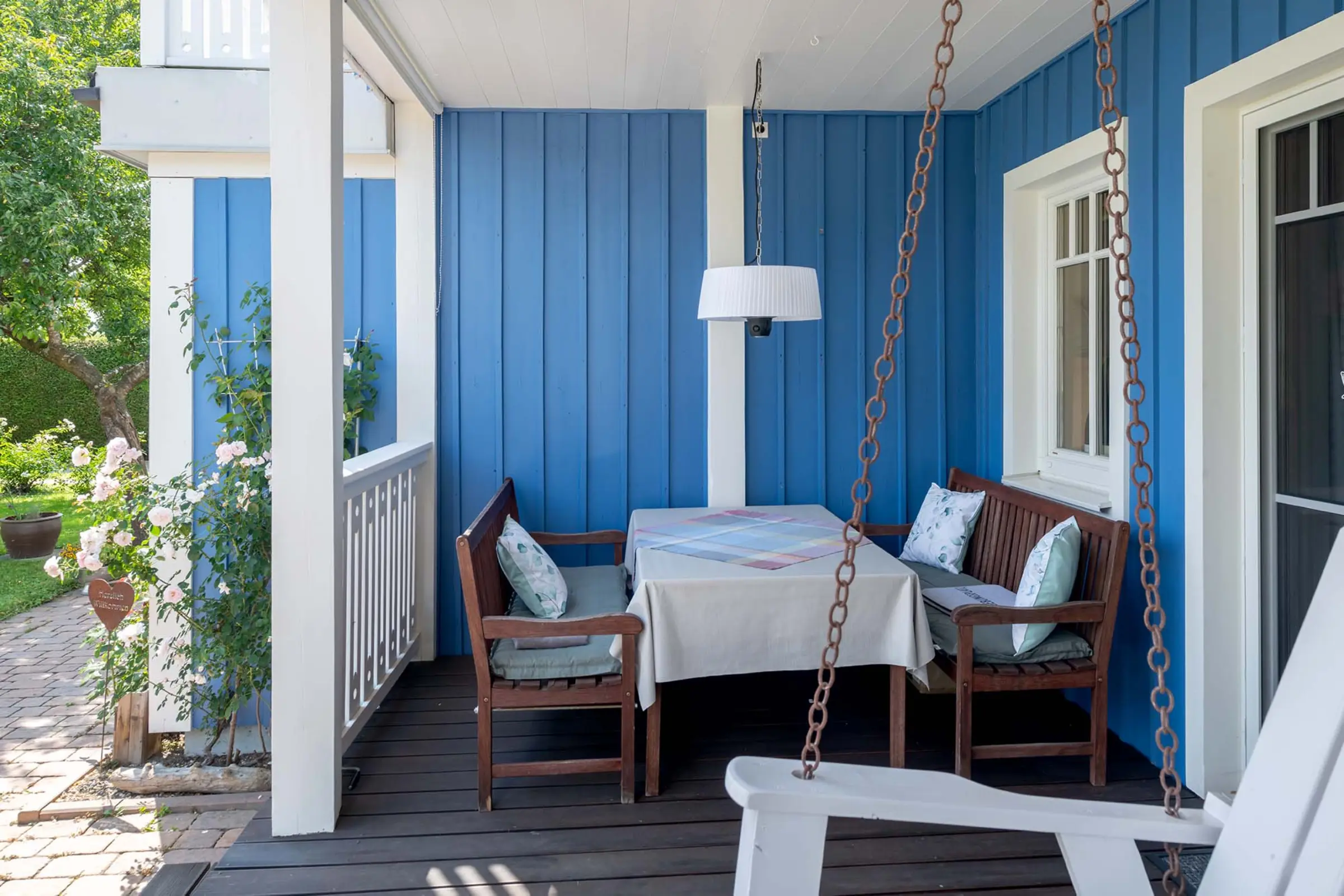 Aufnahme der blauen Veranda eines Einfamilienhauses, Fassaden-Sanierung mit StoColor Dryonic® Wood