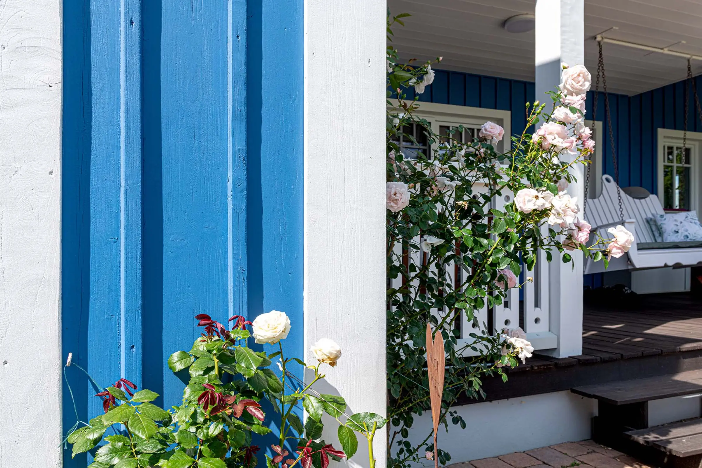 Detailaufnahme einer blauen Holzfassade, Fassaden-Sanierung mit StoColor Dryonic® Wood