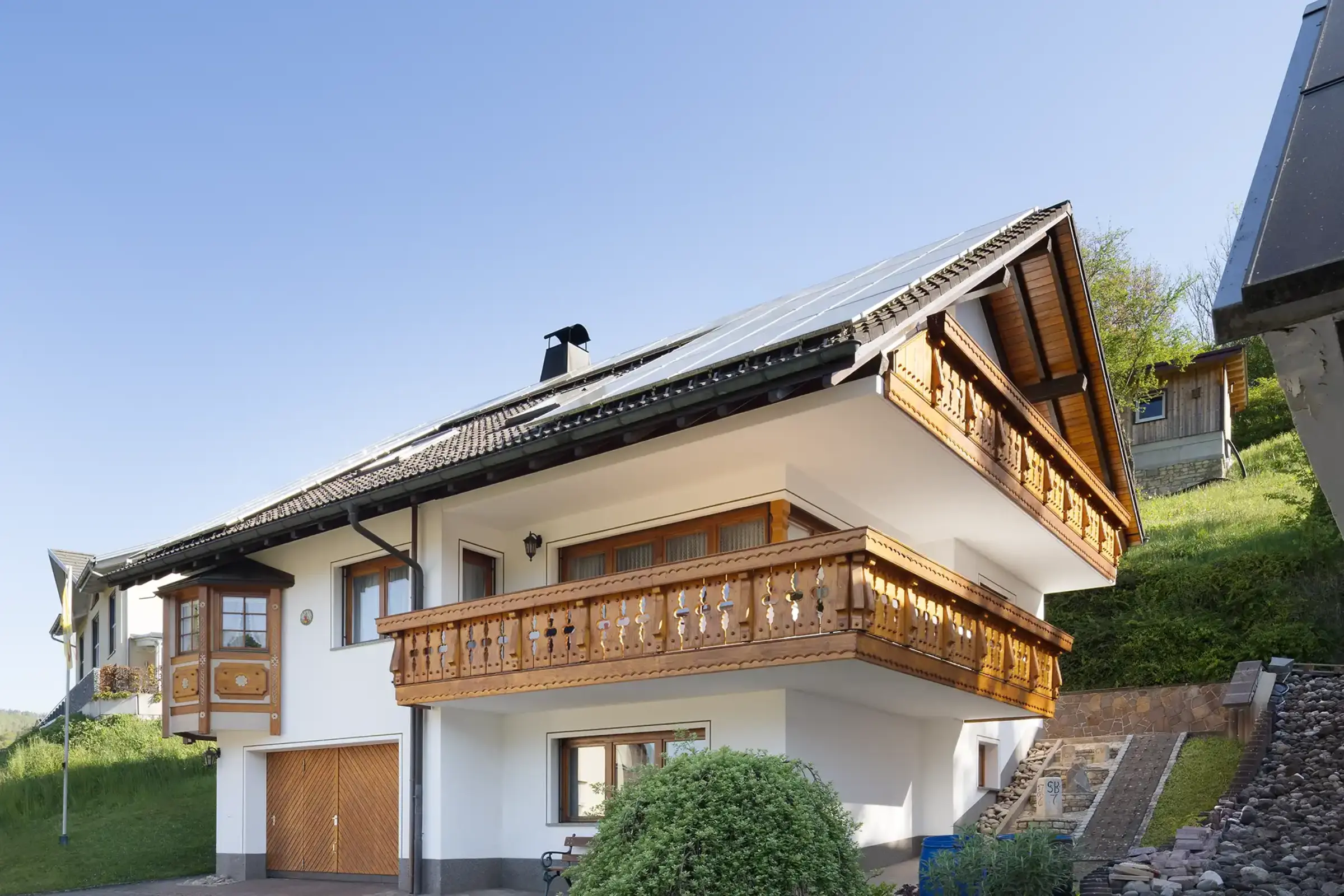 Aufnahme eines EInfamilienhauses, gestrichen mit StoColor Lotusan AimS in weiß