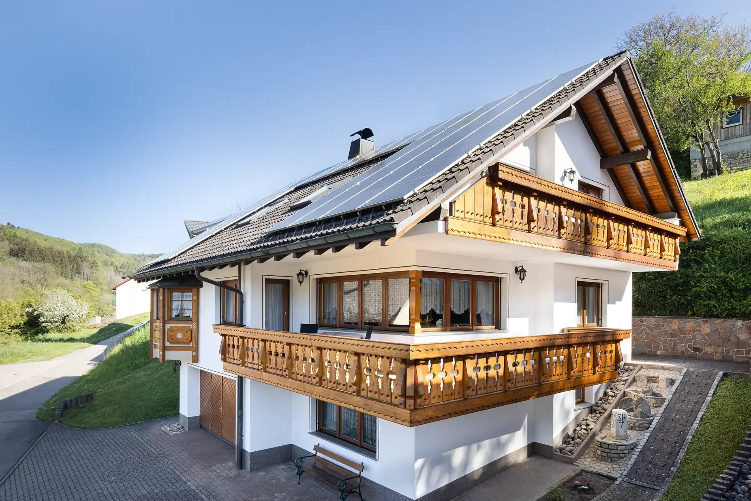 Aufnahme eines EInfamilienhauses, gestrichen mit StoColor Lotusan AimS in weiß