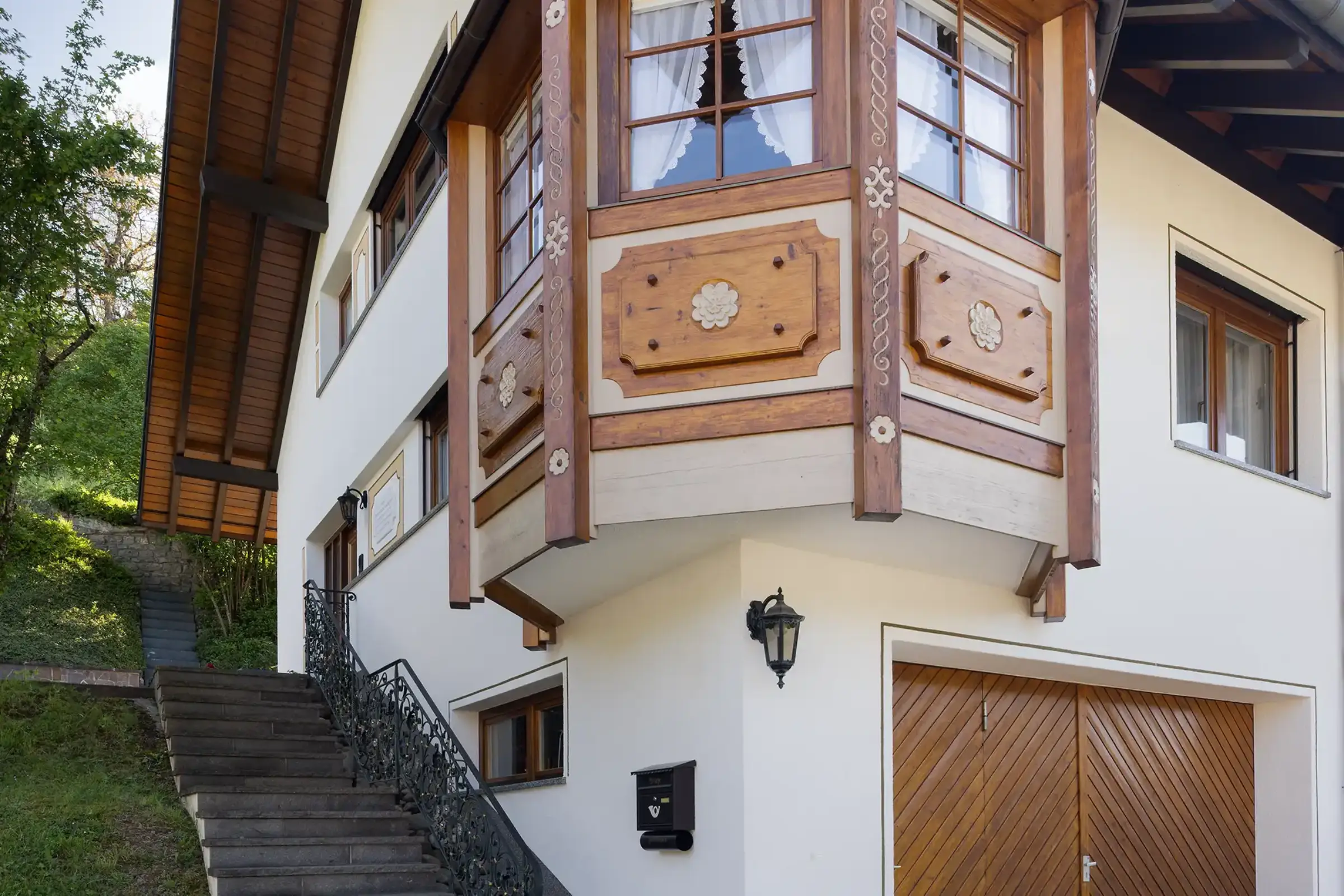 Aufnahme eines EInfamilienhauses, gestrichen mit StoColor Lotusan AimS in weiß