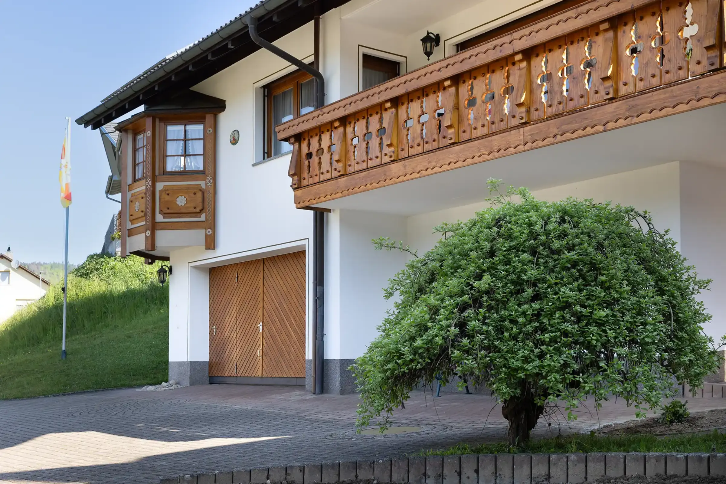 Aufnahme eines EInfamilienhauses, gestrichen mit StoColor Lotusan AimS in weiß