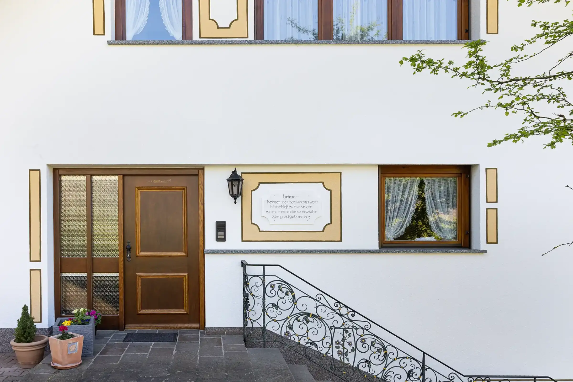 Aufnahme eines EInfamilienhauses, gestrichen mit StoColor Lotusan AimS in weiß